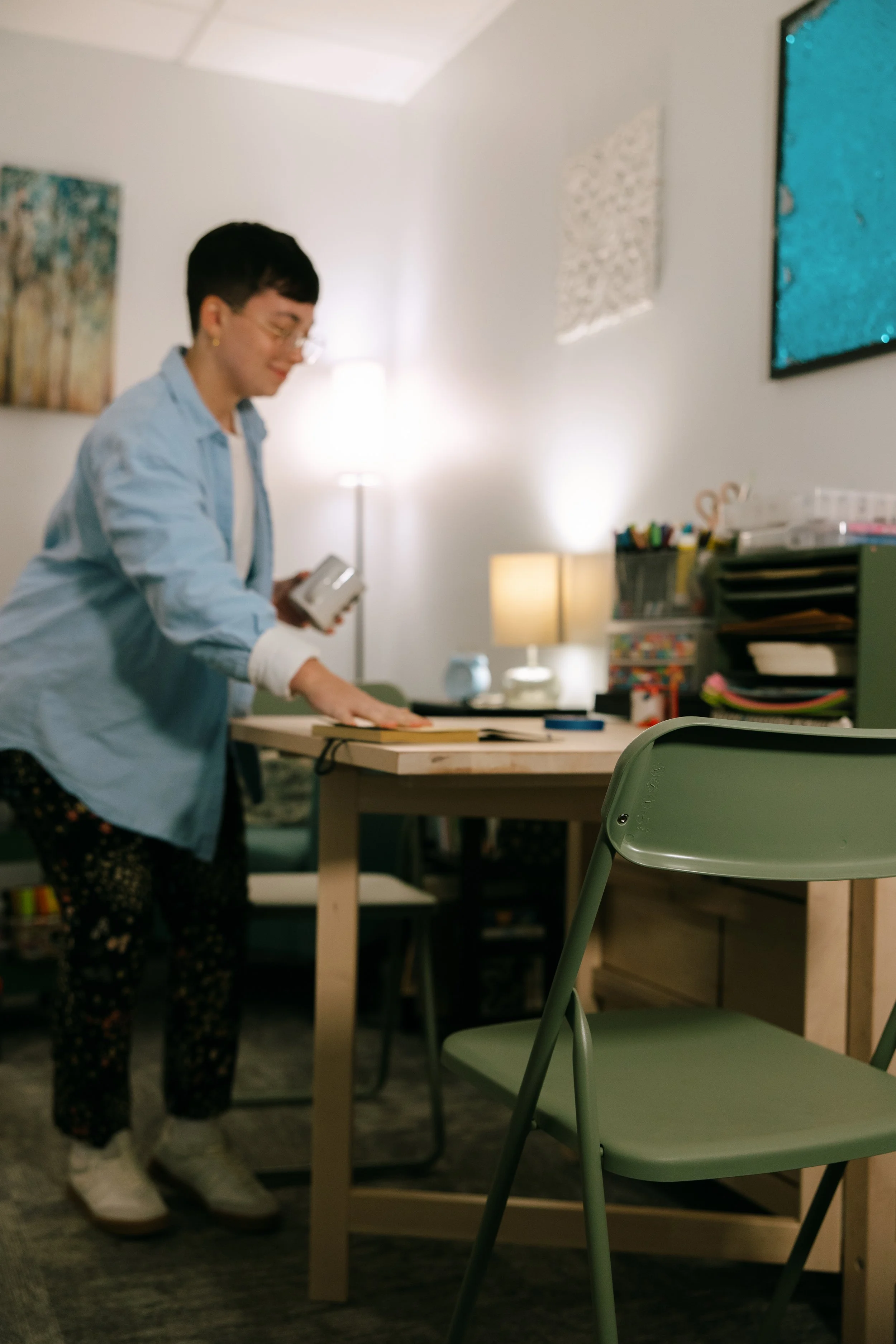 Nonbinary art therapist Kristy Leone is located in Timonium Maryland and sees adult clients in their art therapy office.