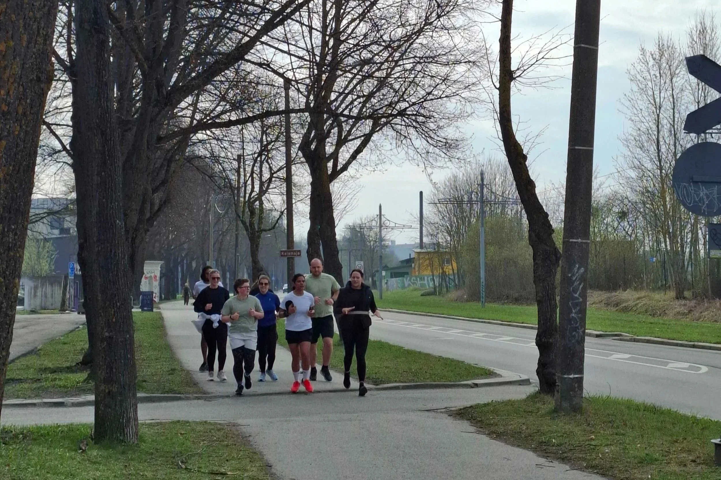 Runners from Kalakohvijooks in action running through the Kalamaja neighbourhood.