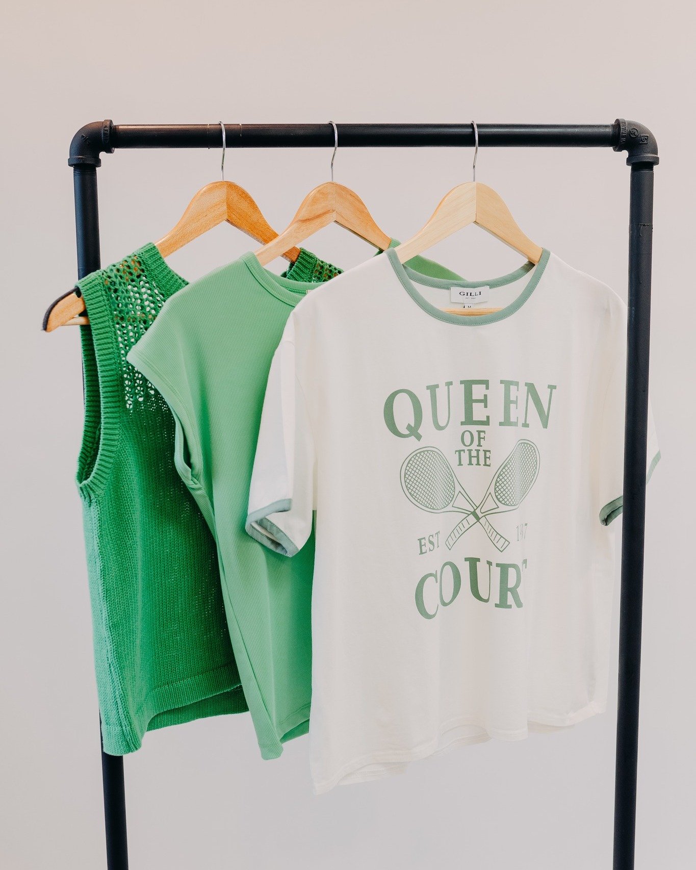 ✨Queen of the Court!✨

Tag a bestie that needs this tee! Our newest arrivals from yesterday are going fast! Stop in this weekend to check them out! 

#mustardseedboutique #eauclaire #eauclaireboutique #downtoearthshops #summerfashion #tennis #pickleb