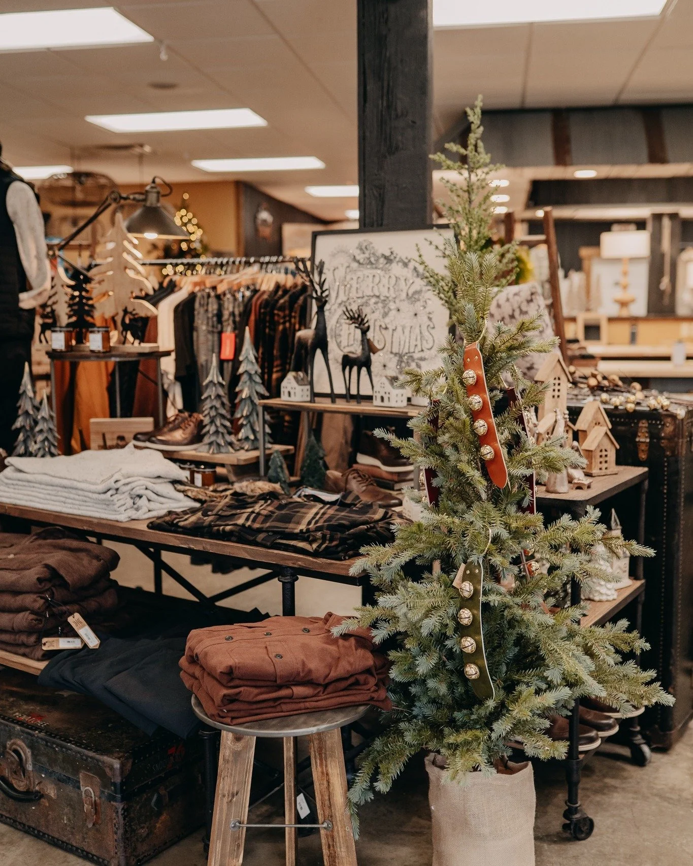 Christmas decor has entered the chat๐
#christmas #eauclaire #homedecor #johnscottmensapparel
