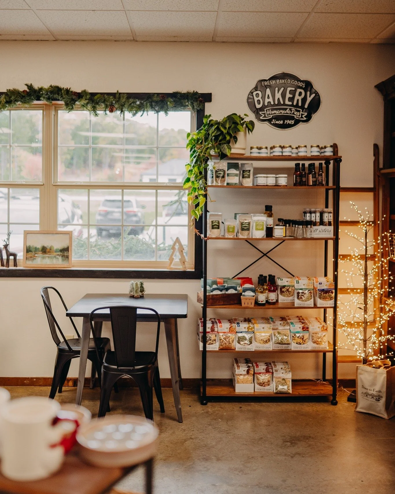 Happy Saturday!๐
Sip, snack, and soak in the last of fall with us at Five & Two Café at Down to Earth! 
Enjoy pumpkin painting, cozy fall fashion, and our seasonal beverage that tastes just like autumn in a cup.๐โ๏ธ
#weekend #fiveandtw