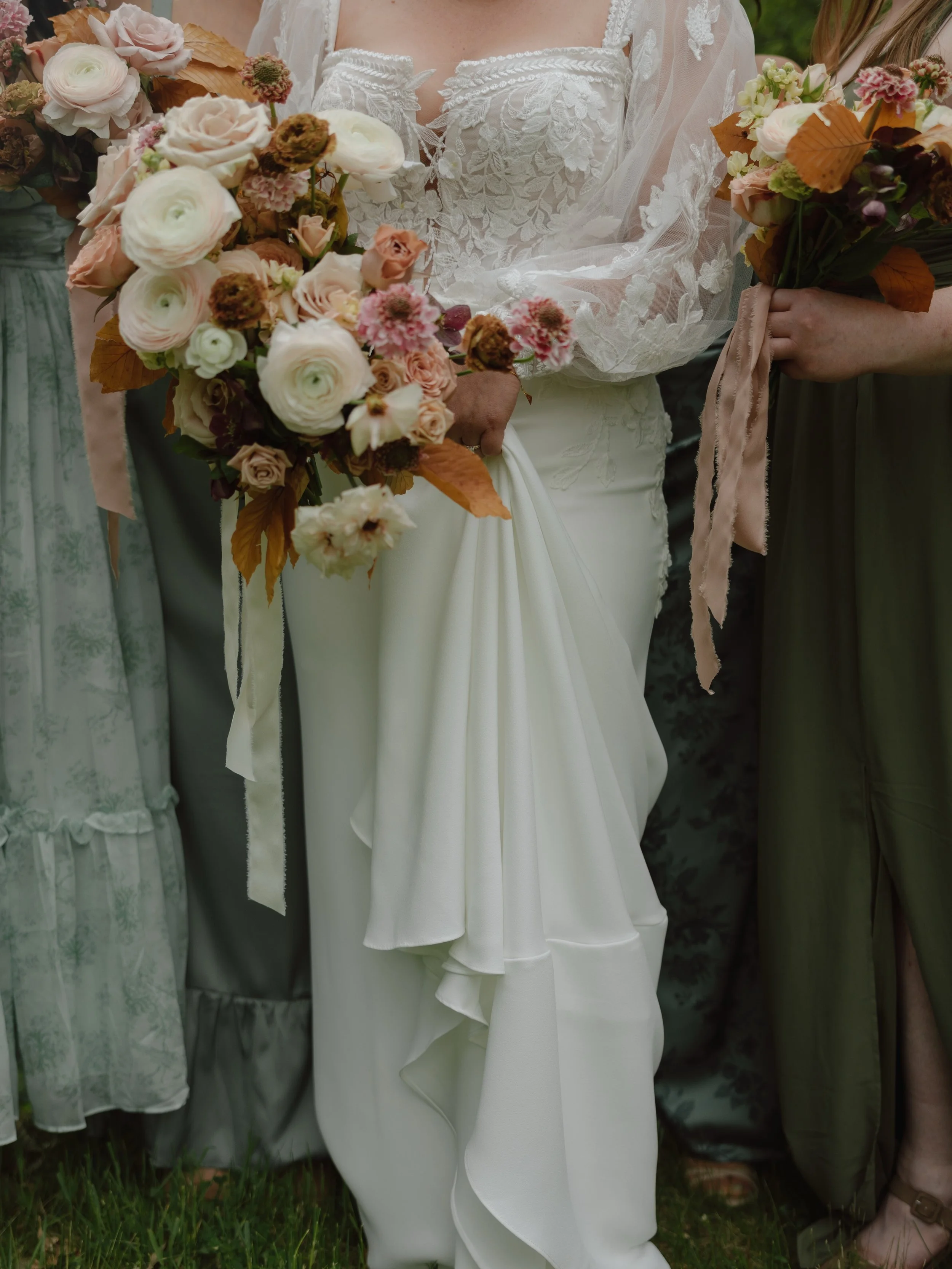 I&rsquo;ve been tossing up the idea of doing a &ldquo;Bridal Bouquet Monday&rdquo; series and then I realized today is Monday and it&rsquo;s also our anniversary, so what better bouquet to start with than my own 🤍 Honestly, there&rsquo;s nothing ext