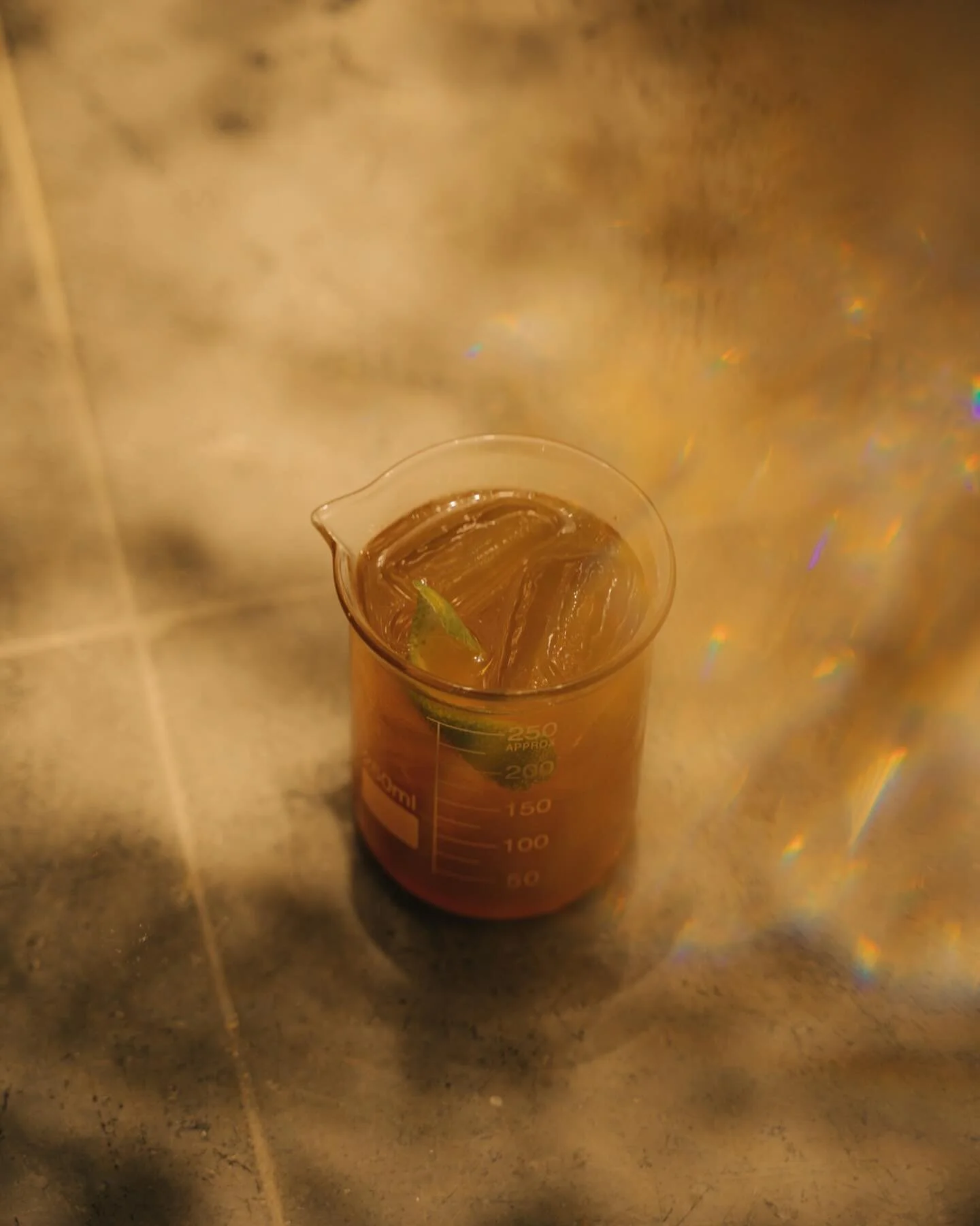 A Kura tem um sabor c&iacute;trico, levemente doce no paladar, a mistura emblem&aacute;tica de dois aperitivos e o corpo floral &eacute; c&iacute;trico de @ginvitoriaregia 

Mas precisa desejar&hellip;