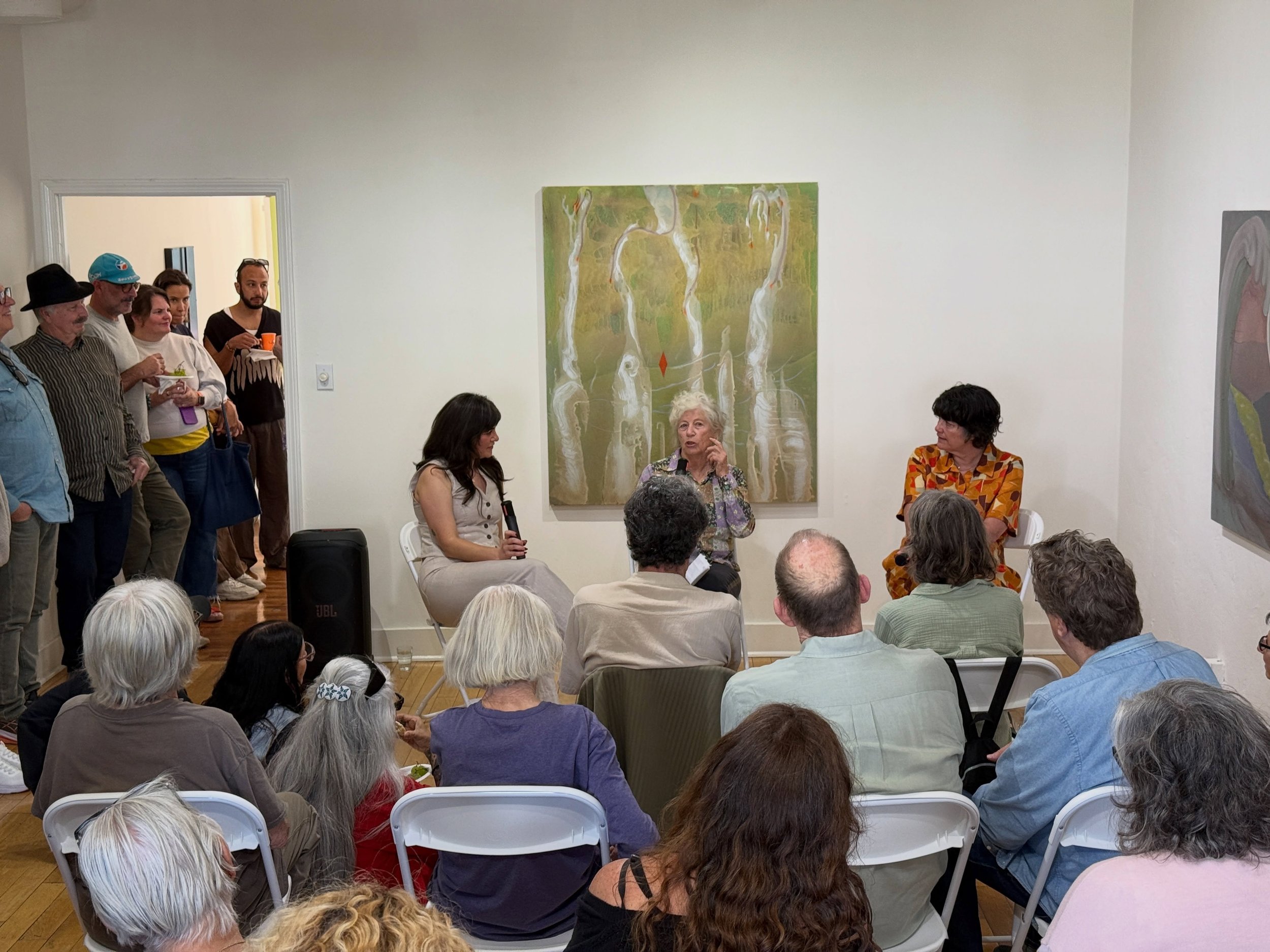 A packed crowd to hear Nancy Evans @artblather talk about her beautiful show @officialwelcomelosangeles , among other things. With @paige.wery and Ariel Pittman.