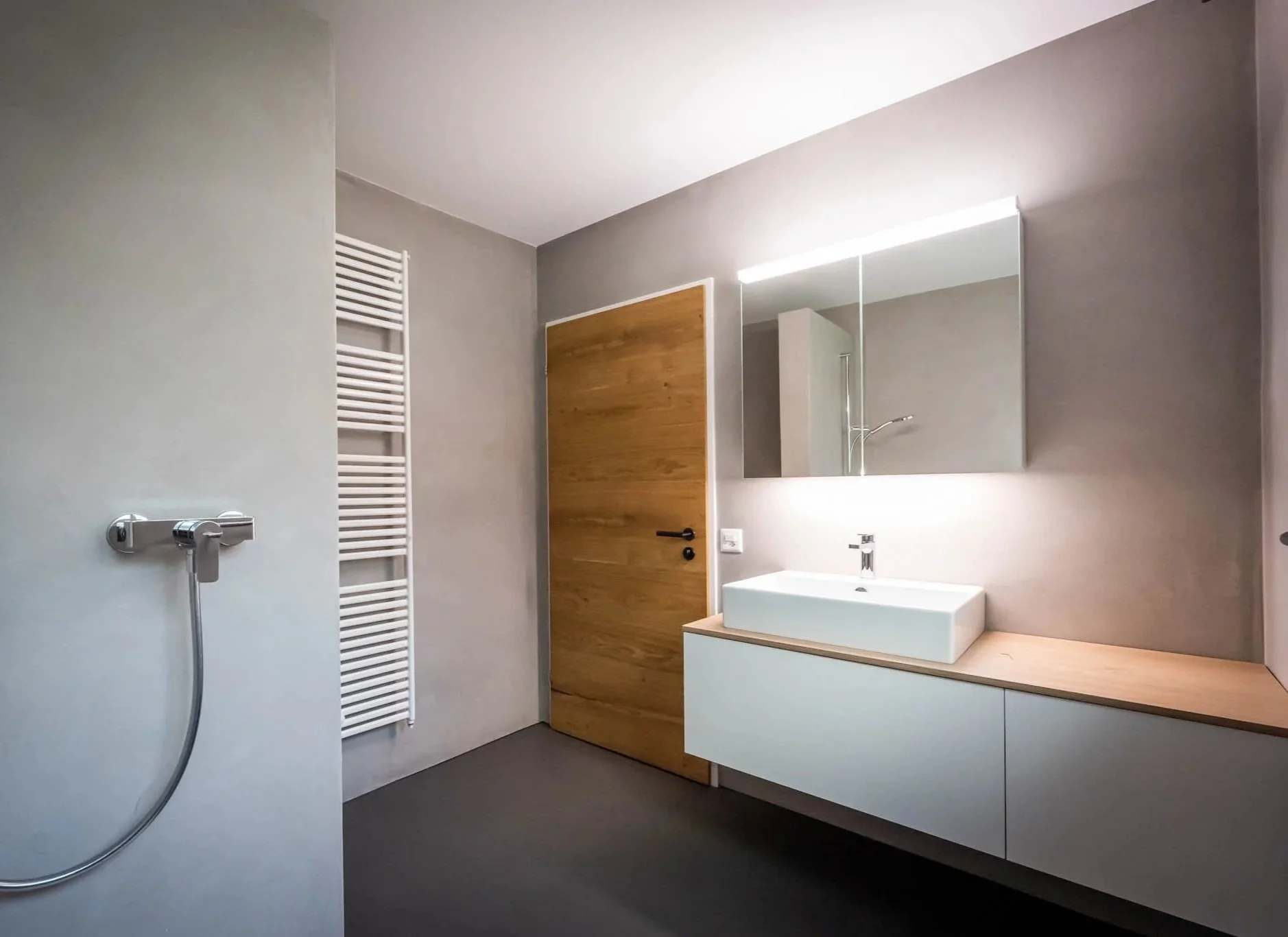 Fugenlose Wandbeläge und Bodenbeläge. Umbau in Ilanz.