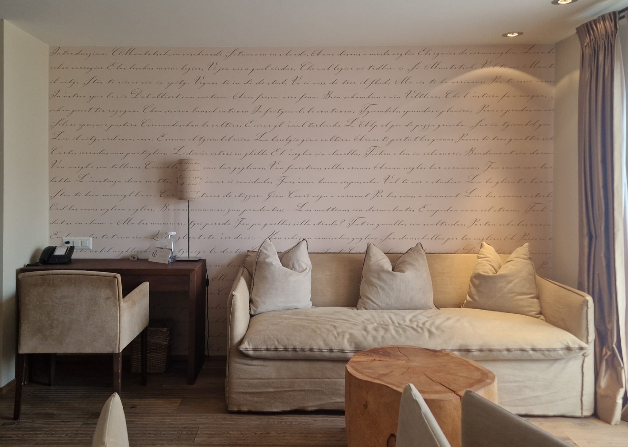 Tapete mit rätoromanischem Gedicht