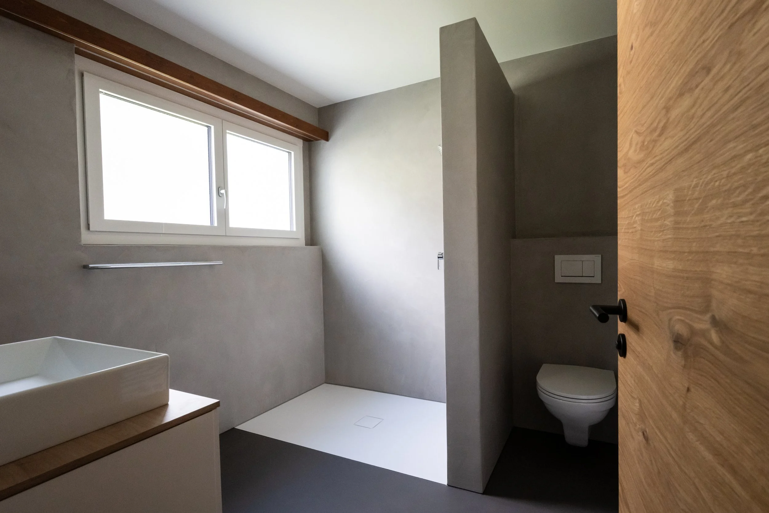 Badumbau mit fugenlosen Beschichtungen auf Wände und Boden. Wohnung in Obersaxen