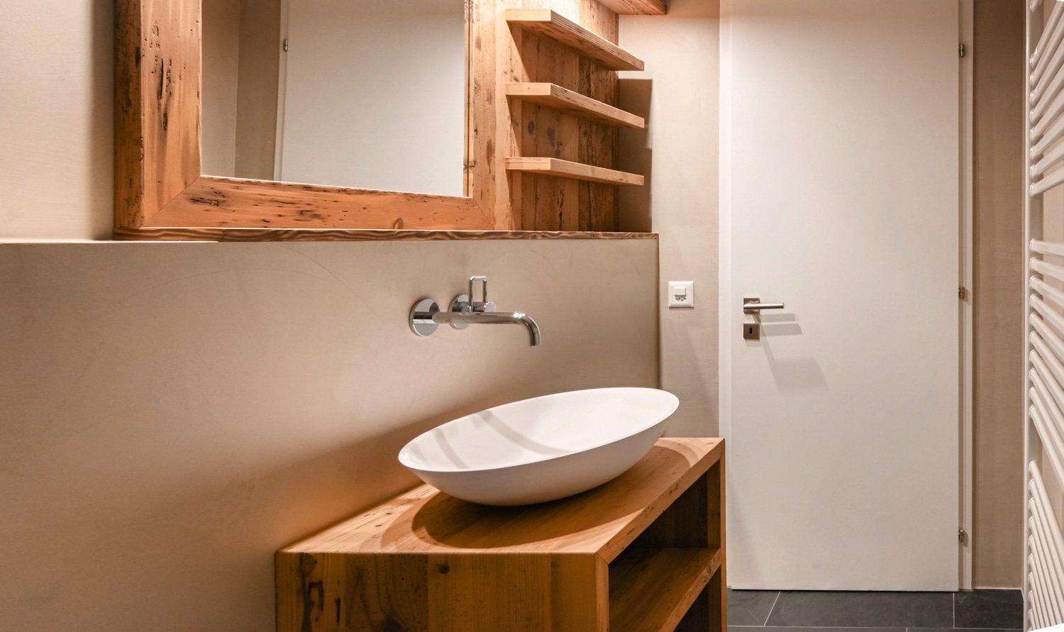 Fugenlose Wandbeschichtung in kombination mit einheimischem Holz.