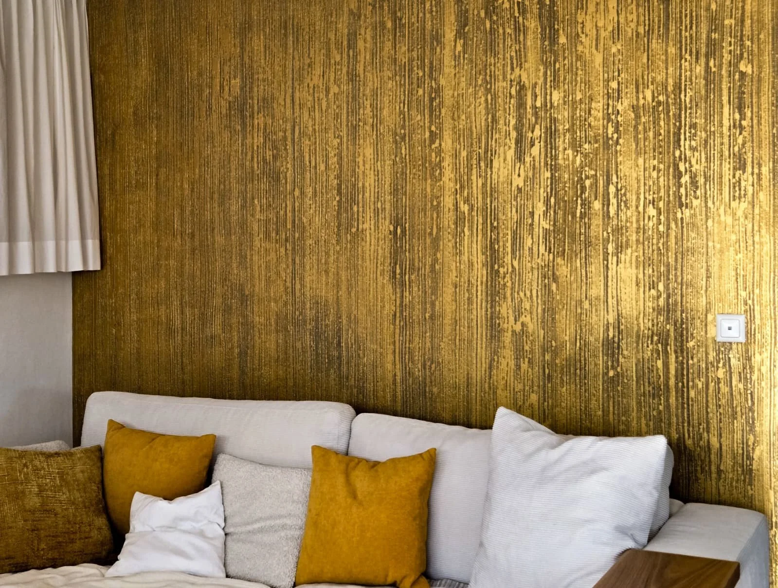 Malerarbeit Dekowand Gold