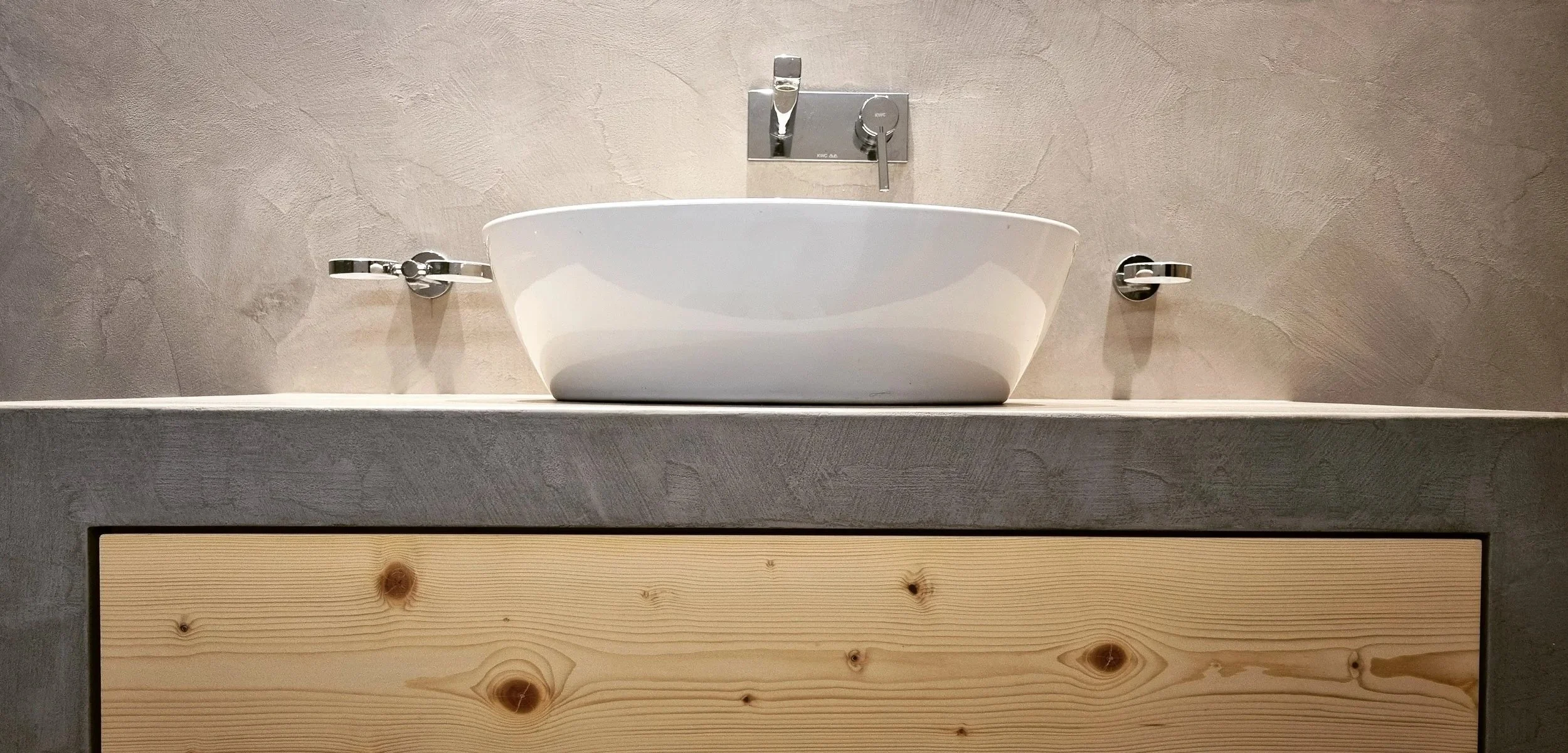 Wand und Badmöbel fugenlos gespachtelt