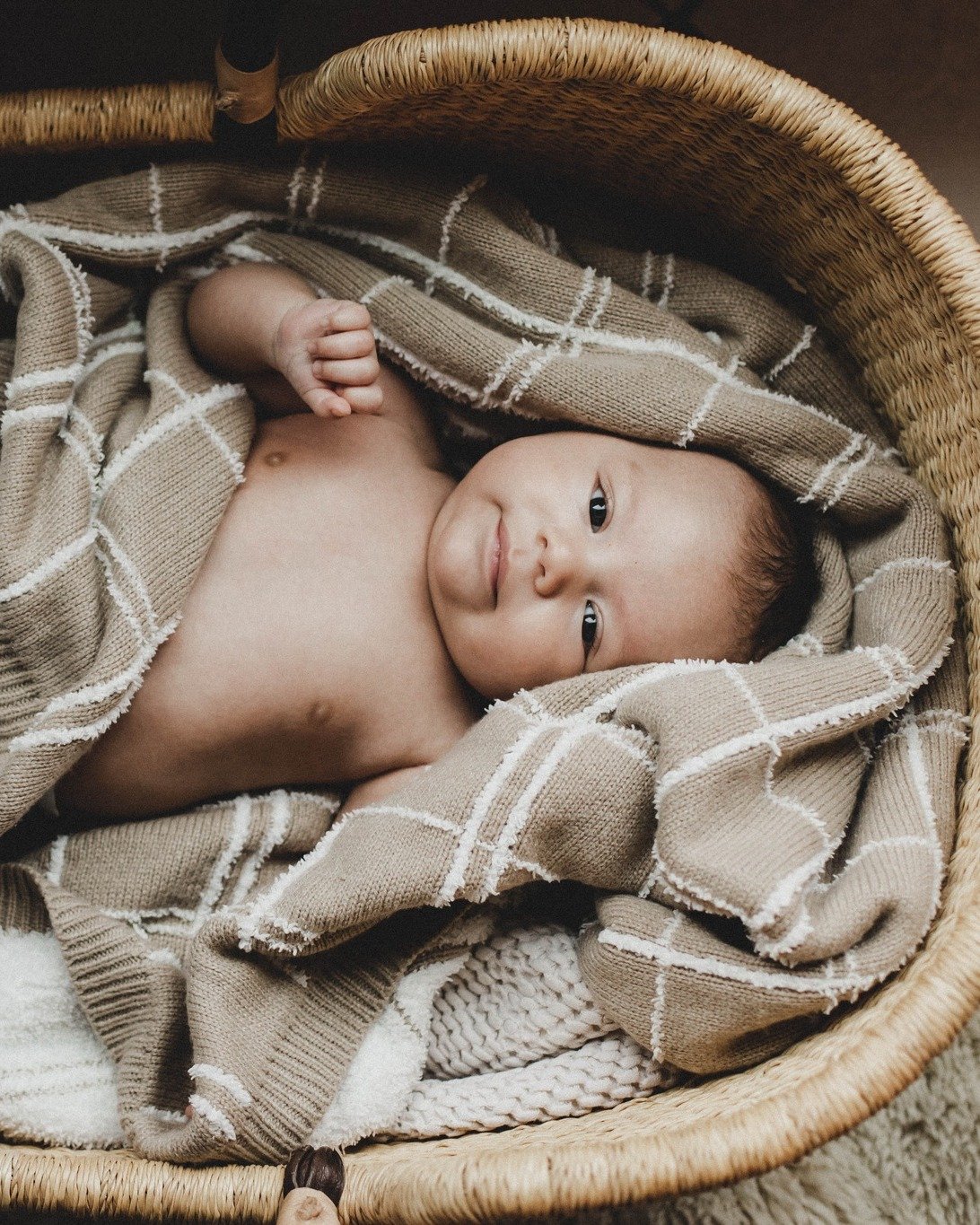 Thinking of booking a Newborn session with me?🌸🥰 
I have a few props that I bring with me! One of them being this beautiful baby basket! I also have... age blocks, rainbow props, wooden toys, beautiful textured blankets and some stinking cute newbo