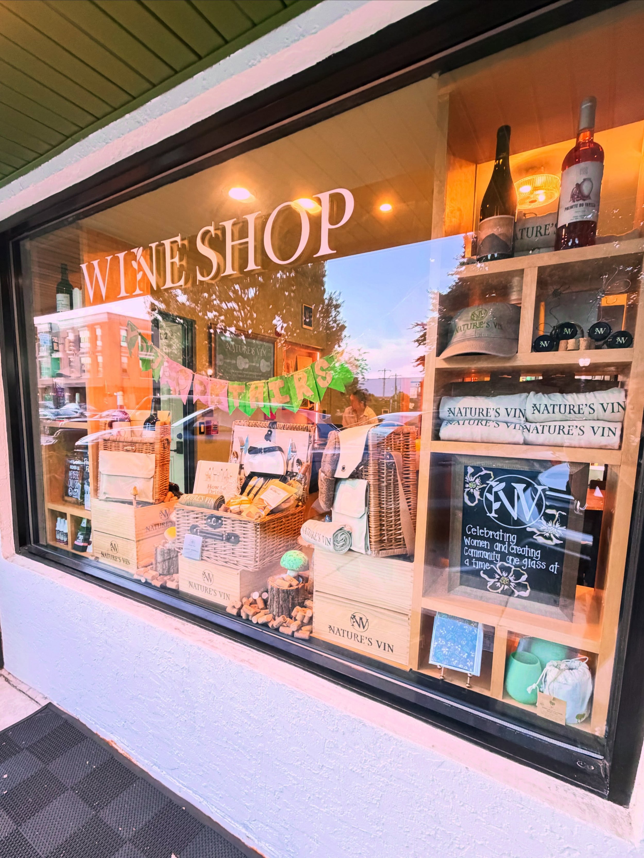 Our new window display is giving picnic 🧺 &hellip; and we&rsquo;ll make it wine. 😉🍷

#picnicseason #naturalwine #picnic #storefronts #supportlocal