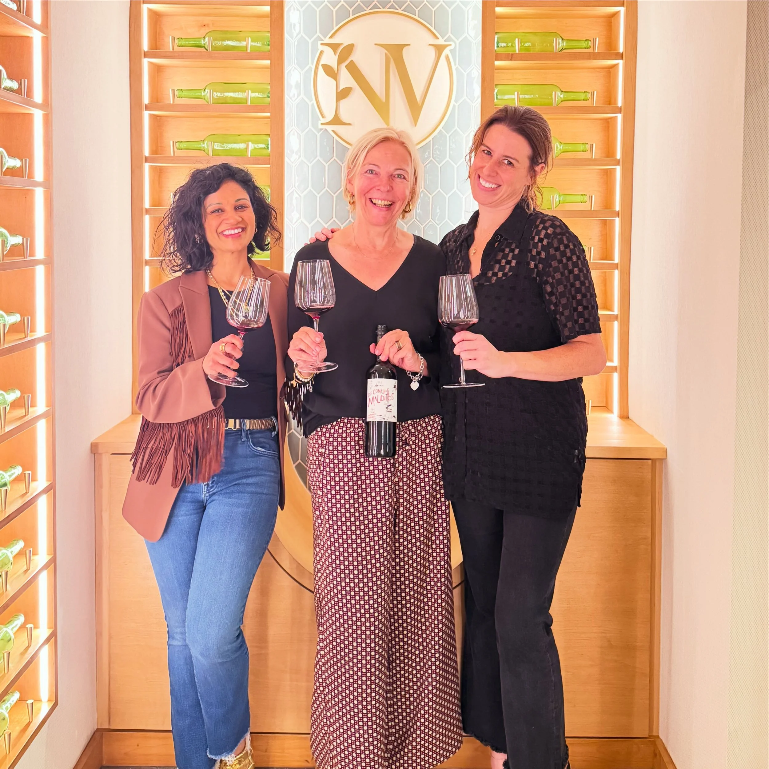 Just W🤩W. We still cannot believe that 👑 winemaker Alexandra Schmedes, co-founder of M&aacute;s Que Vinos, came to @naturesvin all the way from Spain 🇪🇸. Thank you for sharing your delicious vino! 🐰😎🍷 You&rsquo;re such an amazing talent, and w