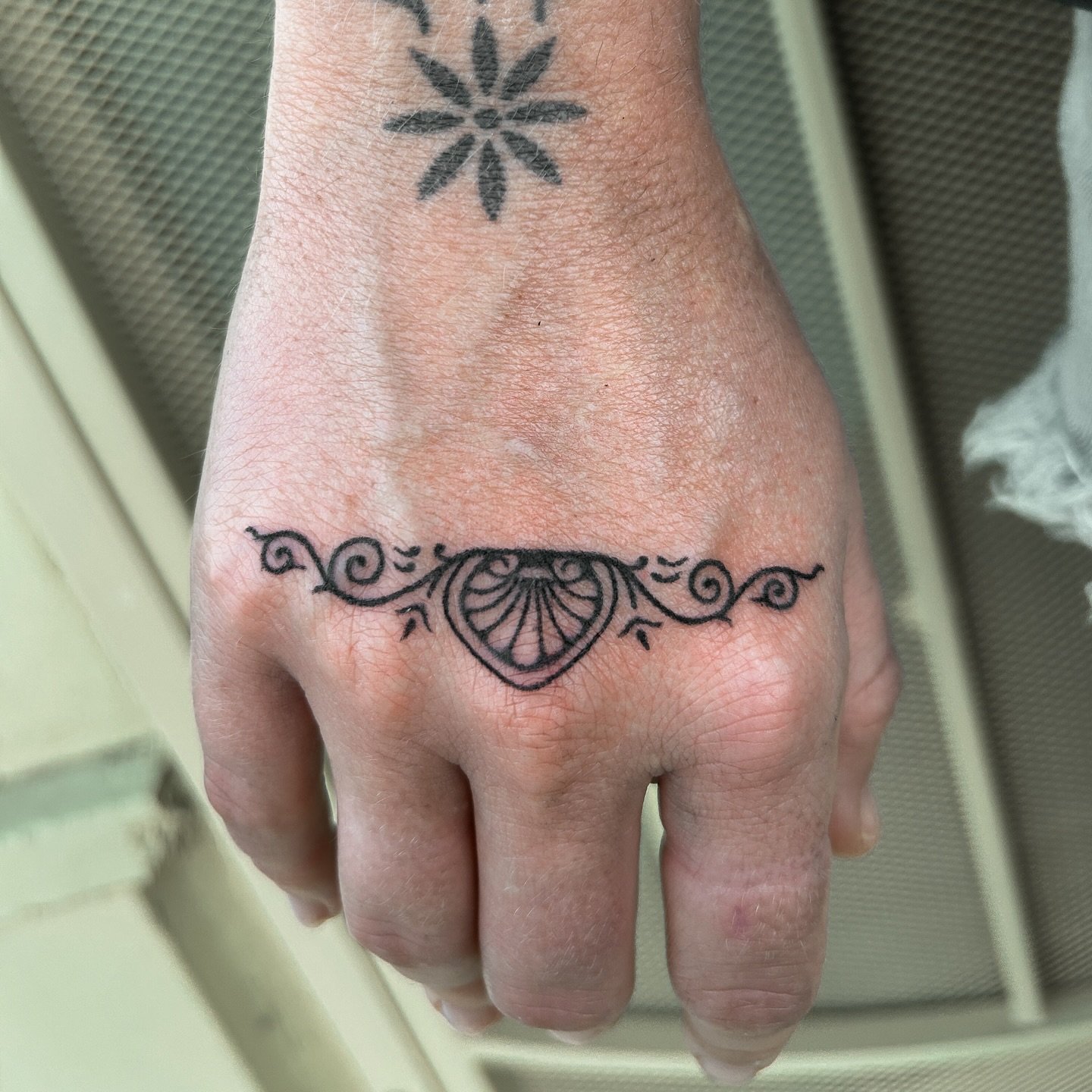 👊 knuckle ornament for my friend @luckychancepokes 
Go look at the tattoo they gave me 👊