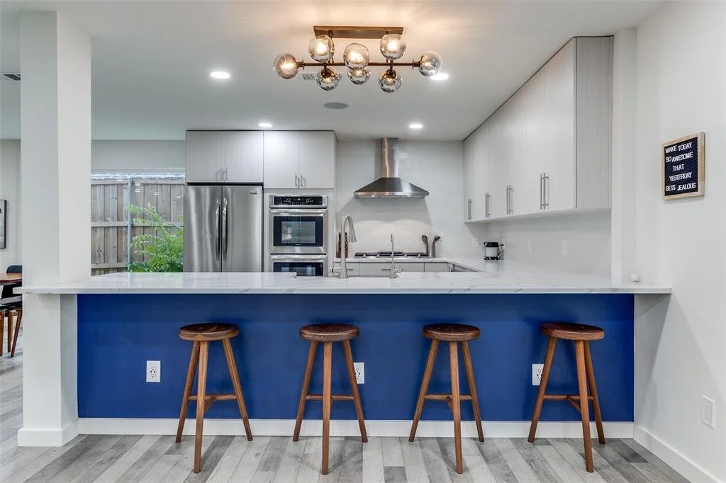 Kitchen w/ Counter bar