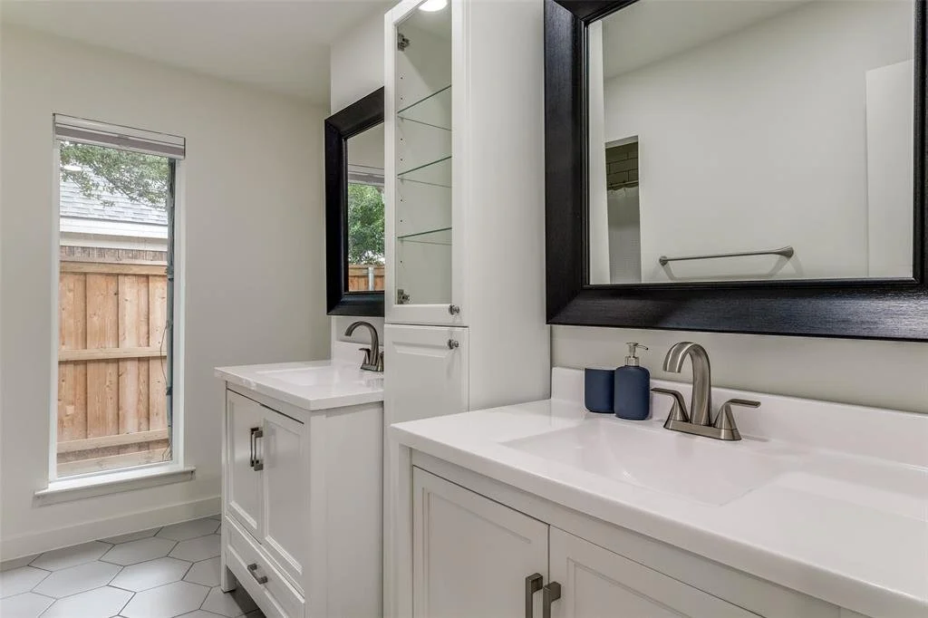 Jack/Jill Bathroom between bedroom 2 & 3