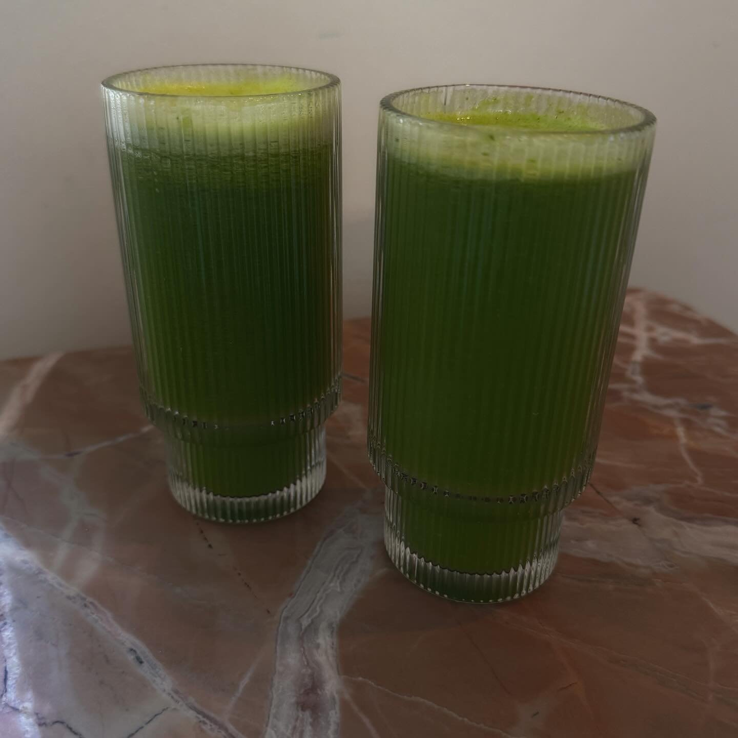 love your body, and it will love you right back. detox juice to jump start the weekend 🫶🏼