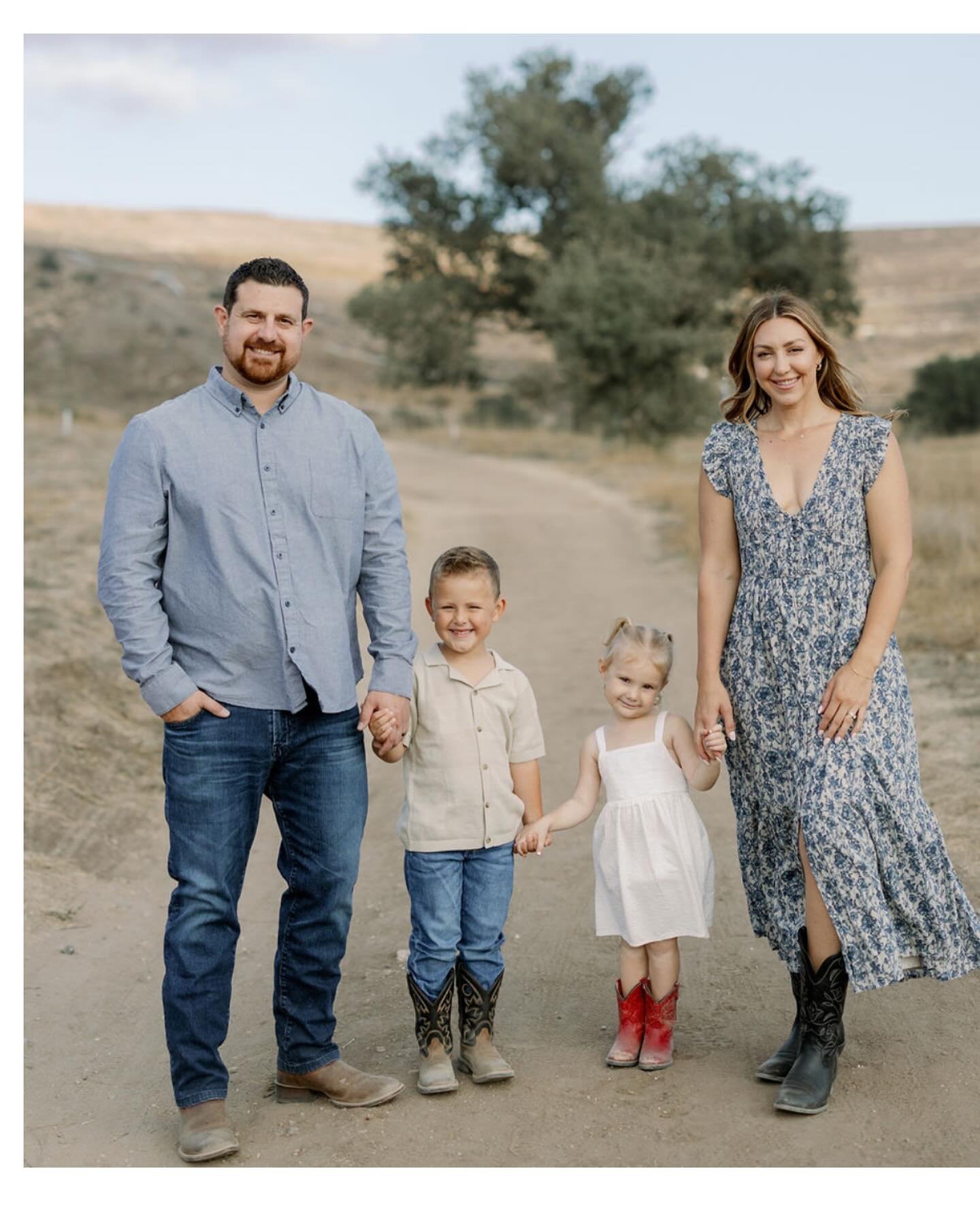 Sunsets, little boots, and the people who make life magic
.
.
.
#Stephanielorenphotography #losangelesfamilyphotographer  #familyphotography