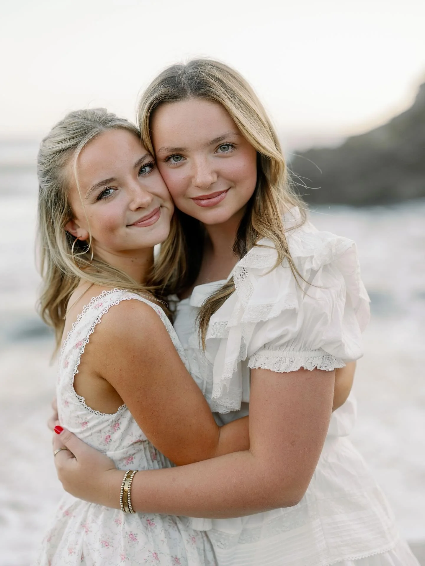 Sunset smiles, sister hugs, &amp; family forever 
.
.
.
#stephanielorenphotography #losangelesfamilyphotographer #malibu #malibufamilyphotographer