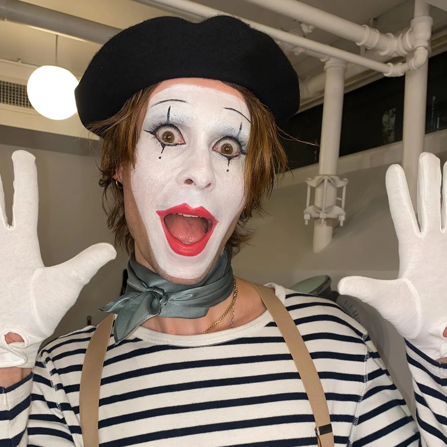 It is in fact clocking to me&hellip;..anyone else have an obsession with the Klutz face paint book as a kid? This cover girly is clearly hanging out in my subconscious 💋