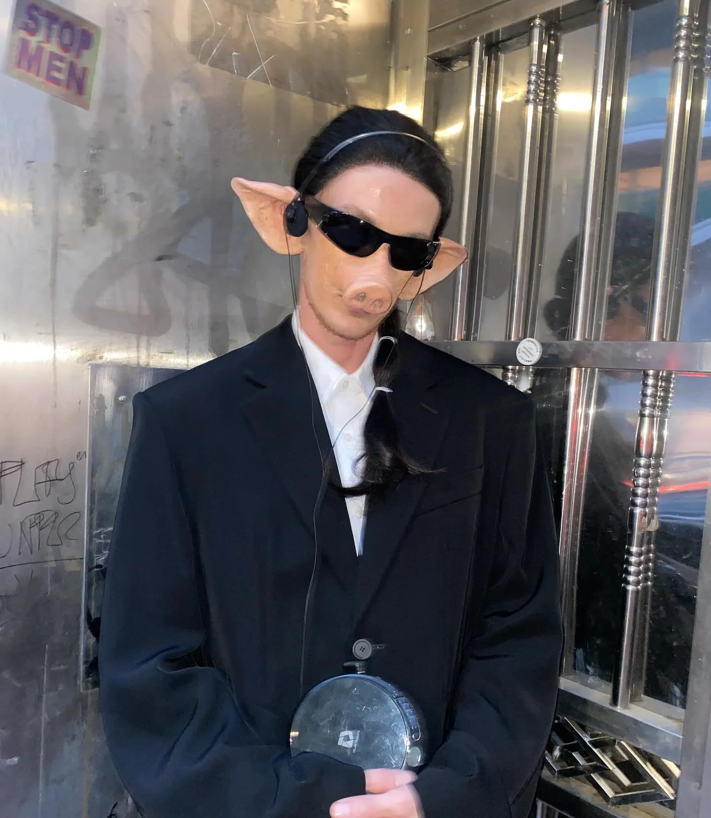 SWANS @brookecandy X @coucouchloe music video is out today! I loved working on this one 🐽💕

Sfx by me
Glam @molliegloss
Hair @um_takayuki
Starring @whoavlad