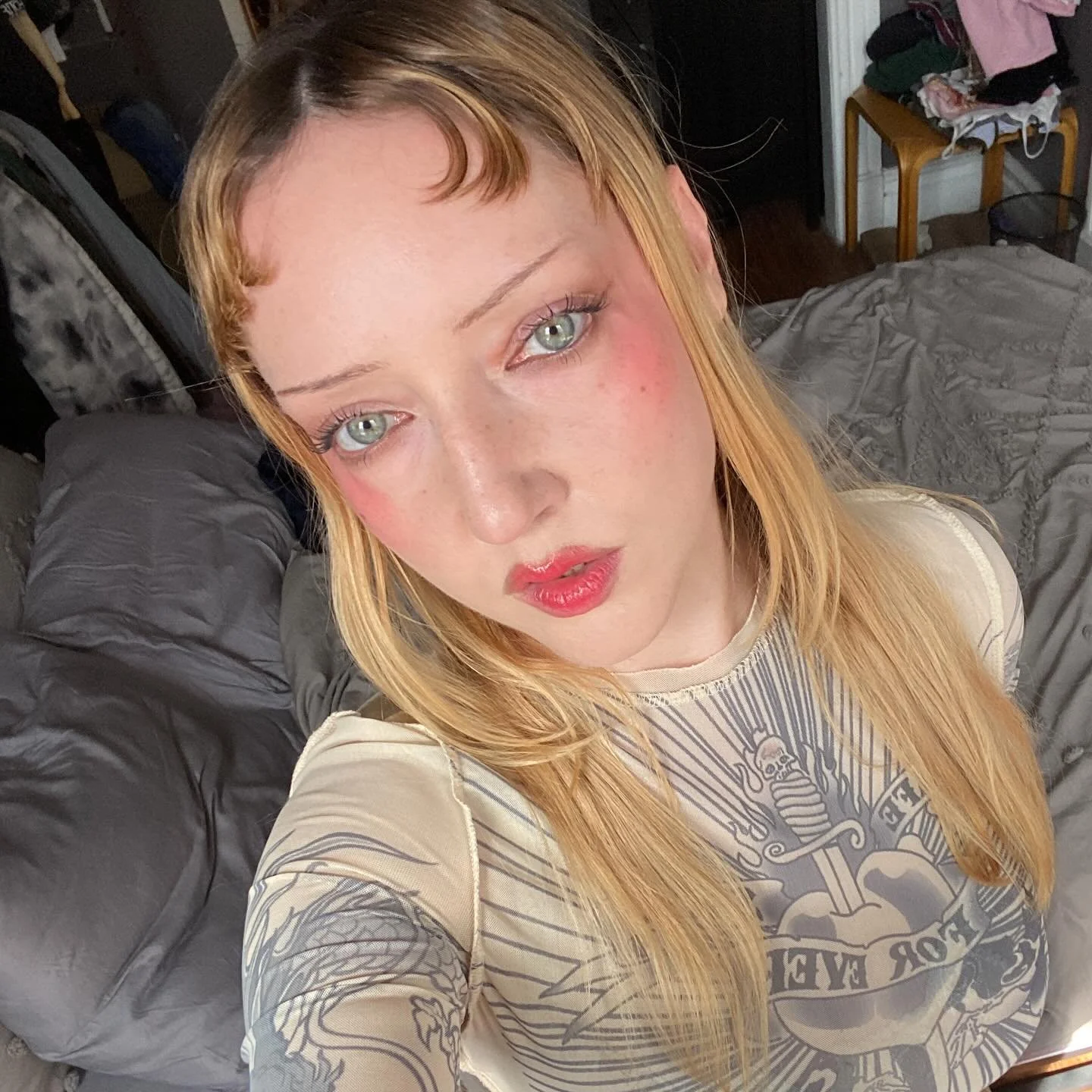 PRODUCT REVIEW 4U: I&rsquo;ve been on the hunt for the perfect shade of true red blush for a while, and I think I may have found her 😍 this is @merit flush balm in Rouge, a silky, sheer balm that swipes on a subtle flush, but a few layers (as applie