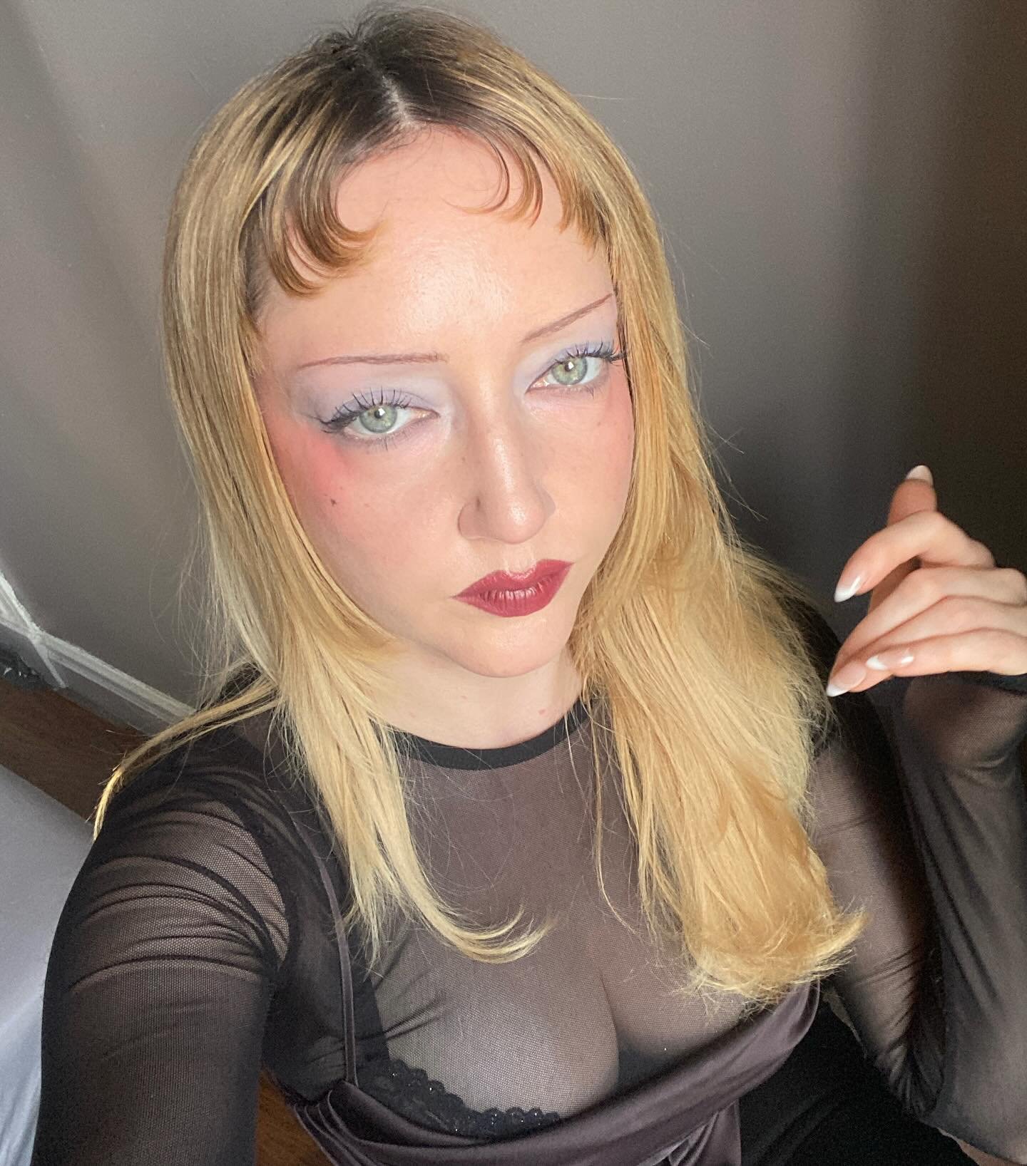 PRODUCT REVIEW 4U: @stilacosmetics 
I&rsquo;ve always been a blue eyeshadow kind of girly, so naturally I went straight for the liquiplay cream shadow in peek a blue. Yall this stuff is like a buttery dream gliding on your lids and it dries waterproo