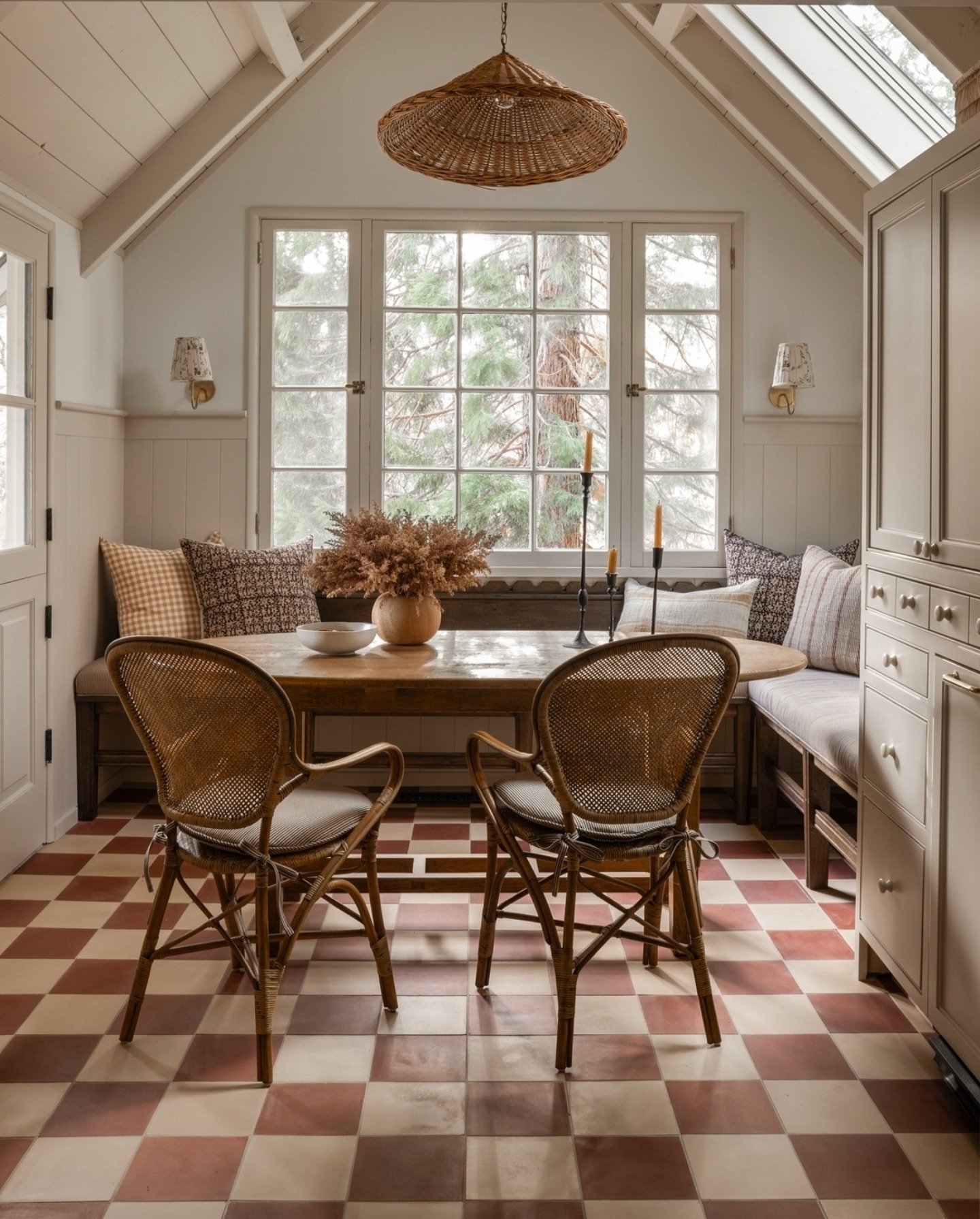 This breakfast nook has all the Saturday morning vibes. 

Designed by @amberinteriors 
Phographed by @shadedeggesphotography