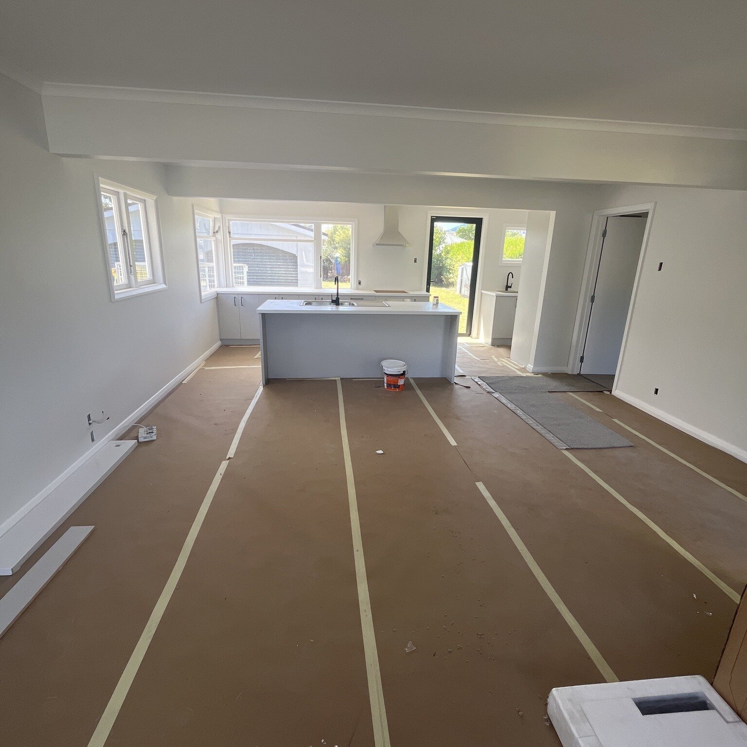 Our Sutton Street renovation is nearing completion! The new kitchen, floor coverings and plumbing fittings are in as well as a new carpet 😍 Exterior painting still needs to be done but we are on the home stretch! 🥳