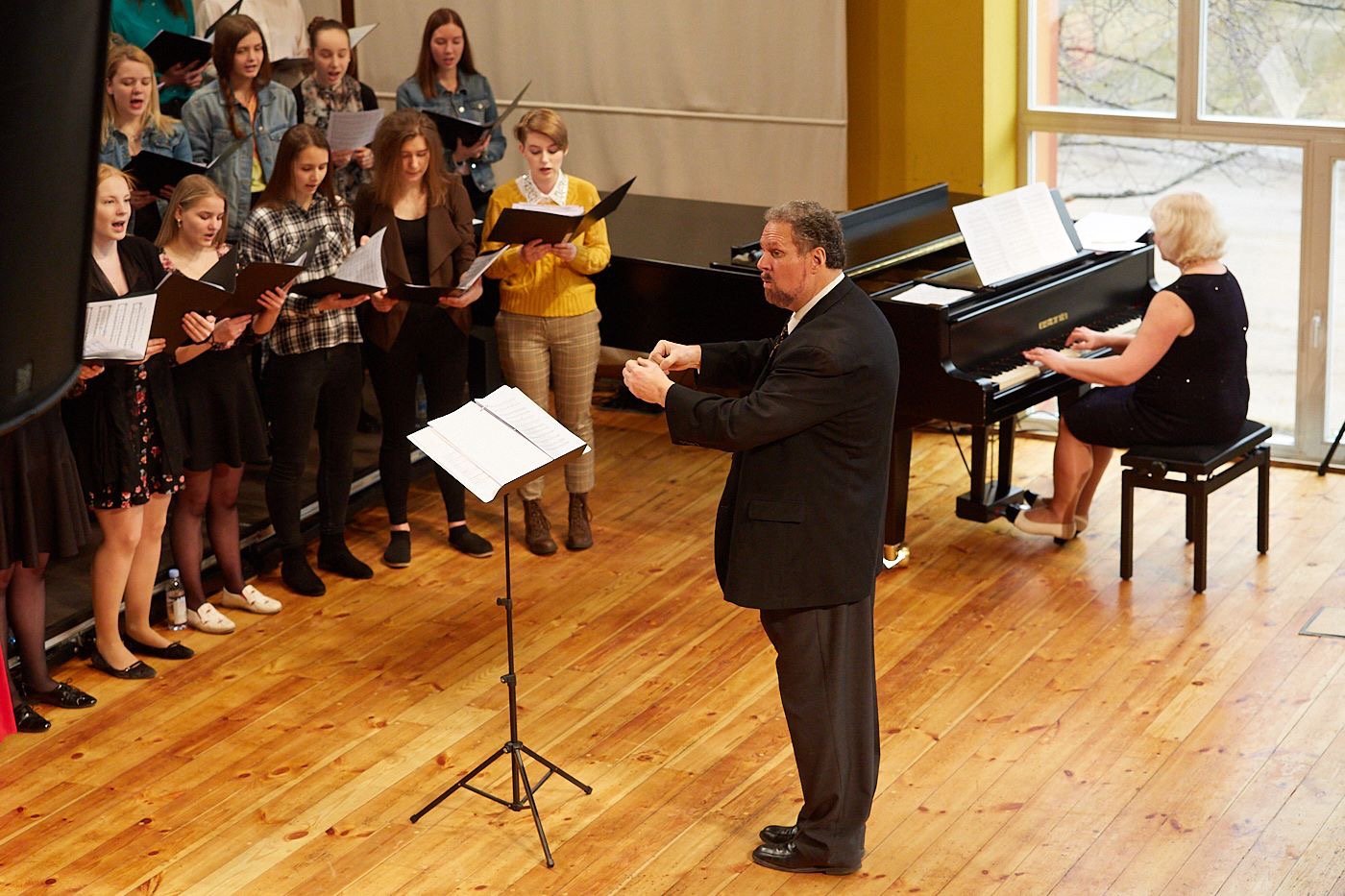 Kevin Conducting in Voru.JPG