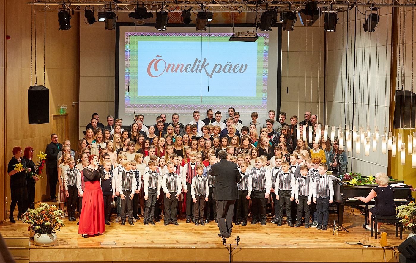 Kevin Conducting in Voru 2.JPG