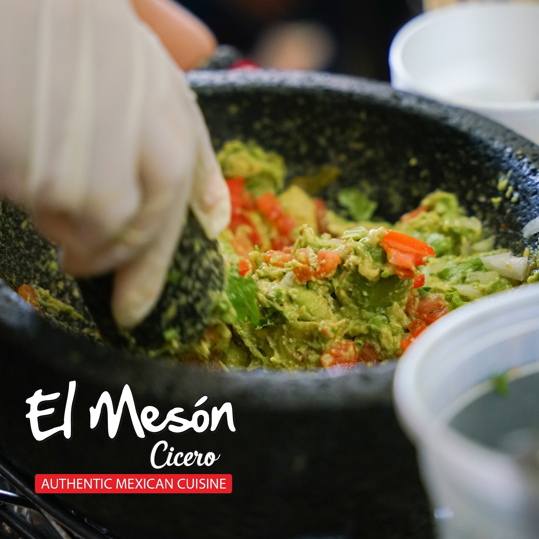 Del molcajete a su mesa! Vengan a visitarnos y disfruten aut&eacute;nticos platillos #Mexicanos! 🇲🇽🥑
📍5710 W Cermak Rd, C&iacute;cero, IL
.
.
.
#meson #ciceroil #berwynil #oakparkil #carneasada #steak #grill #quesadillas #cheese #goat #birria #mi