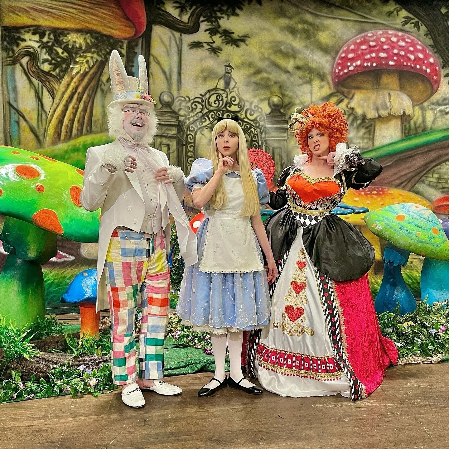 I love working with amazing event planners like @rickhernsproductions. And you can plan a lavish Wonderland tea party featuring lighting, sets, props, and this zany cast of characters through him! (Myself as Alice ☕️). From a fun, out of town corpora