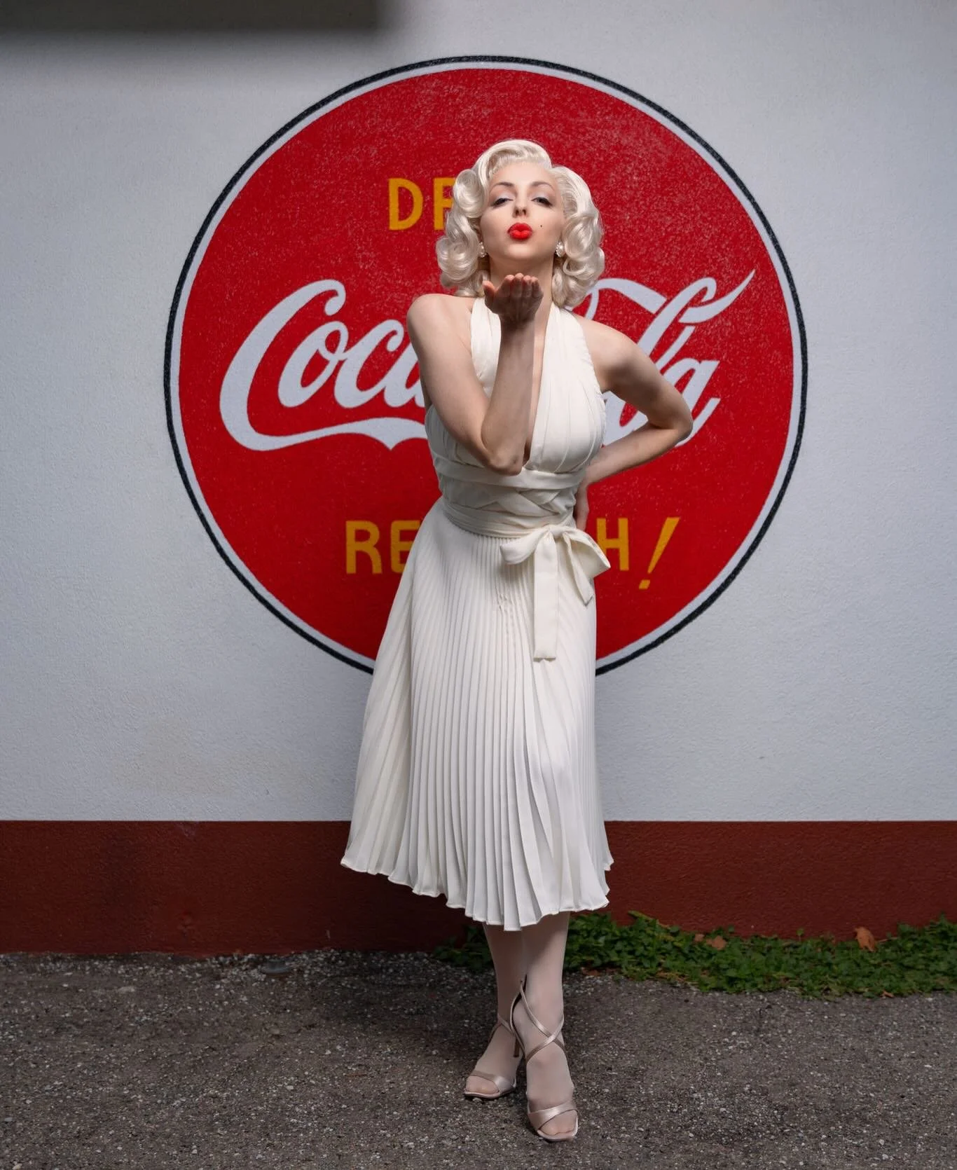 Blowing a kiss to @cocacola. My favorite beverage of choice, even above champagne! But what can I say? I love bubbles!🥤🫧

Photos by @jlopez11062 

#marilynmonroe #marilynmonroelookalike #marilynmonroeimpersonator #tributeartist #celebrityimpersonat
