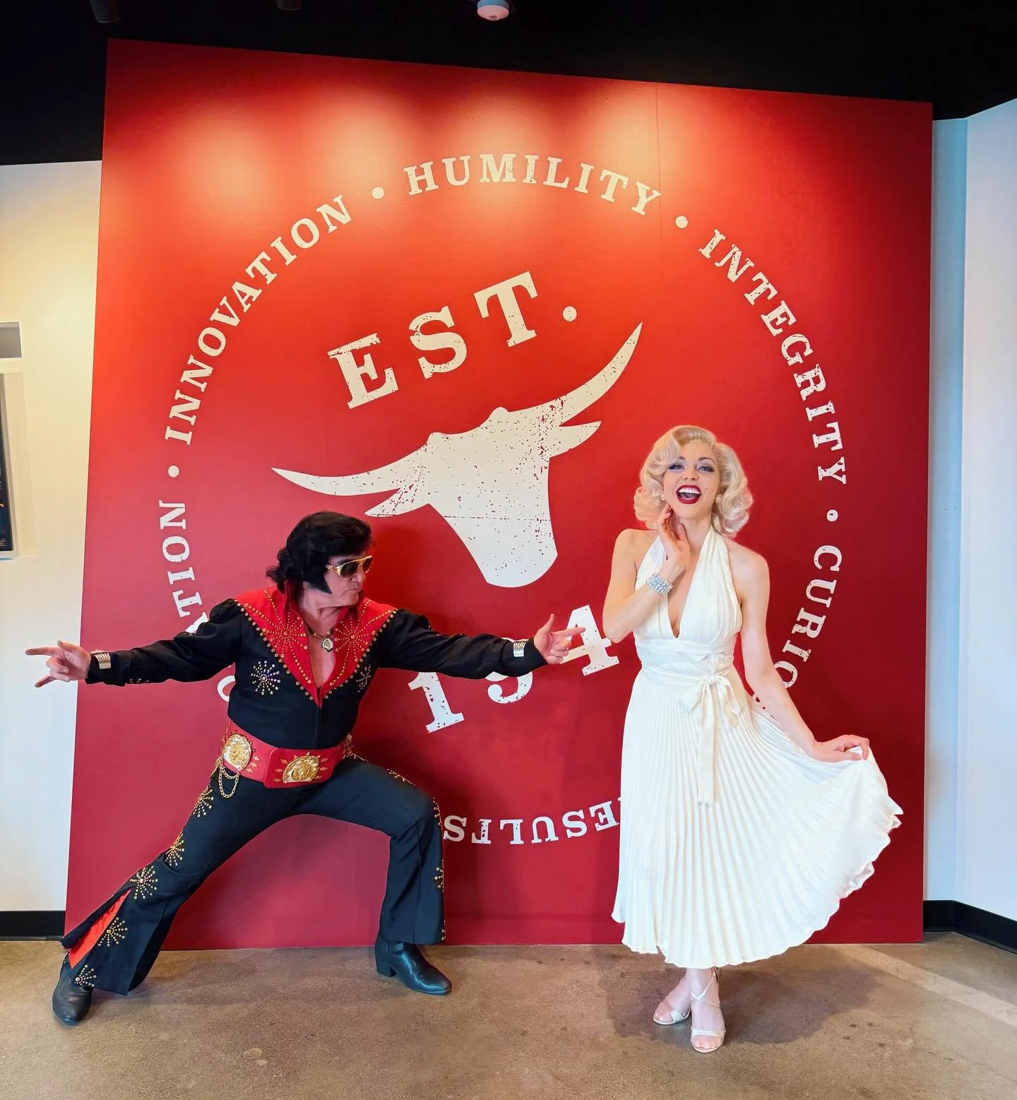 Some like it hot! 🔥with @ricktorres161 as Elvis 🎶

@kindersflavors 

#marilynmonroe #marilynmonroelookalike #marilynmonroeimpersonator #tributeartist #elvispresley