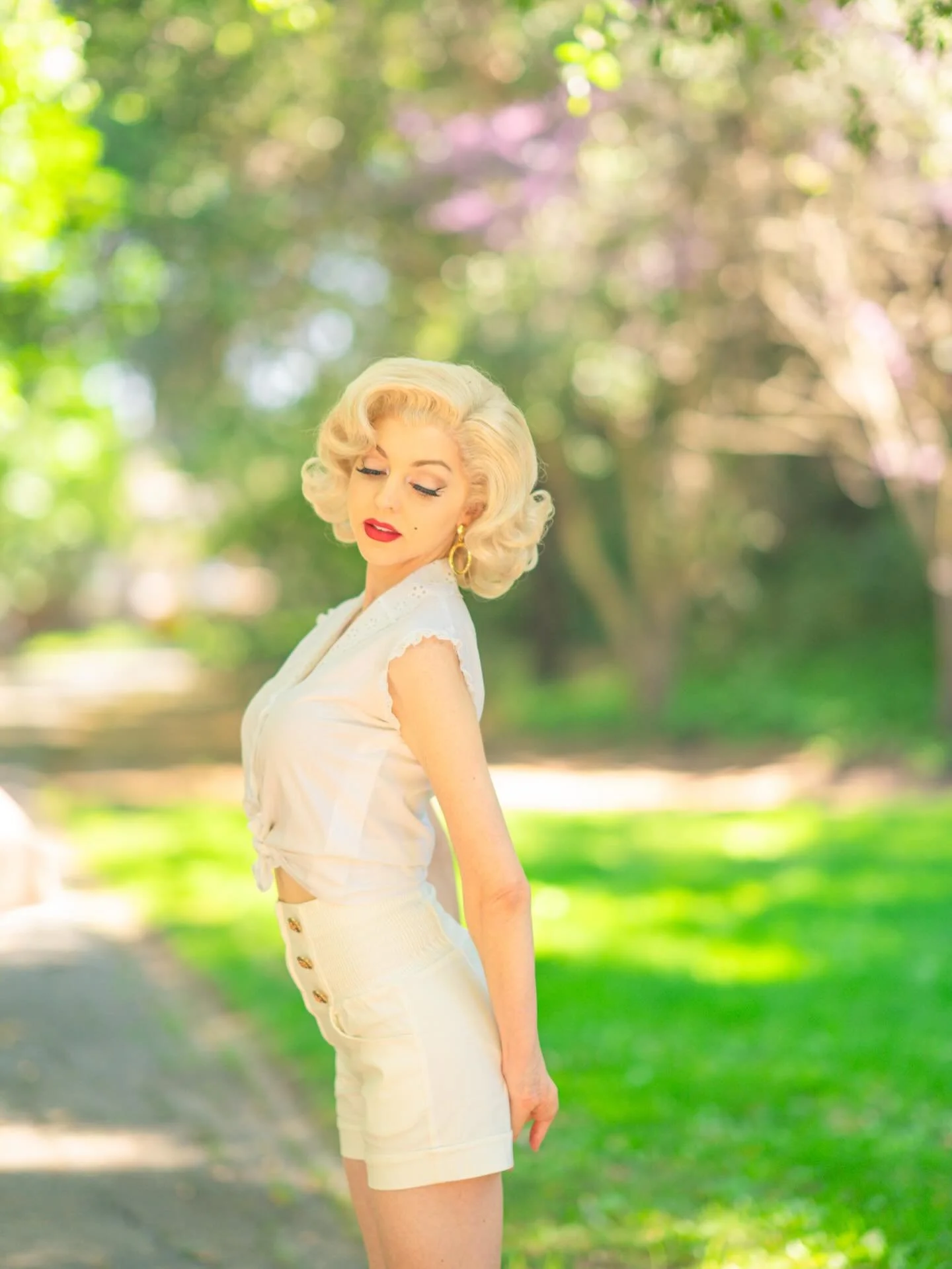If happy little bluebirds fly...🌈

Photos by @aleksvuphotography 

#marilynmonroe #tributeartist #marilynmonroelookalike #vintagegirl