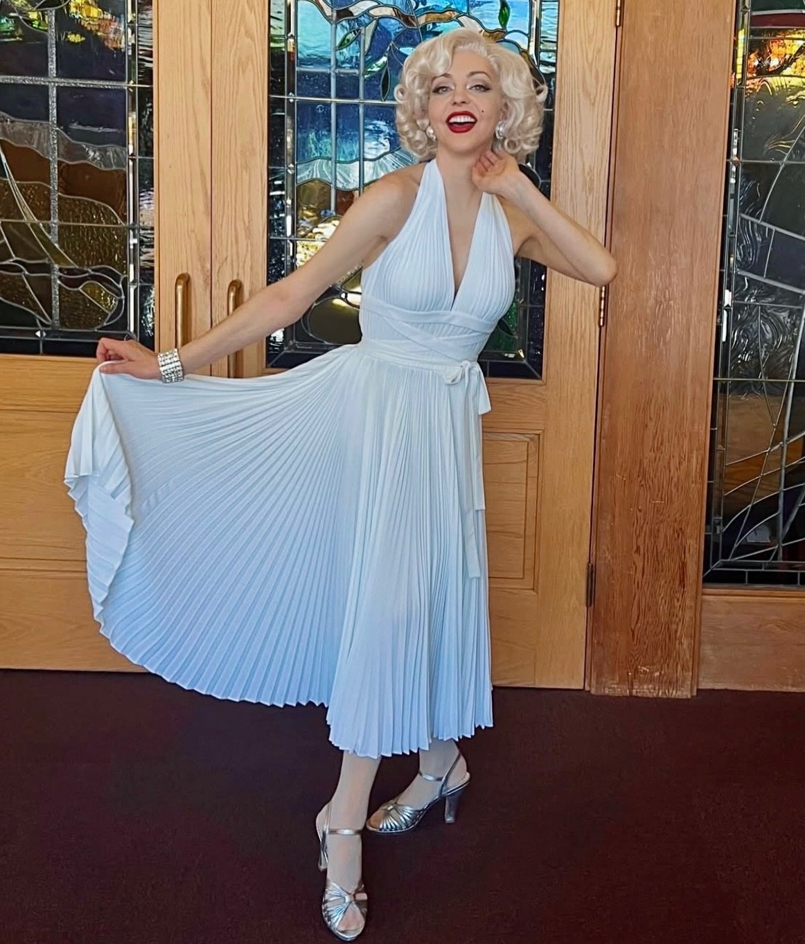 Yesterday-gram. Working with @harmonyandhealingmusic has really connected me to people in all walks of life. I adore performing in assisted living communities and for residents in memory care, perhaps the most out of all my gigs. My dad was an ombuds