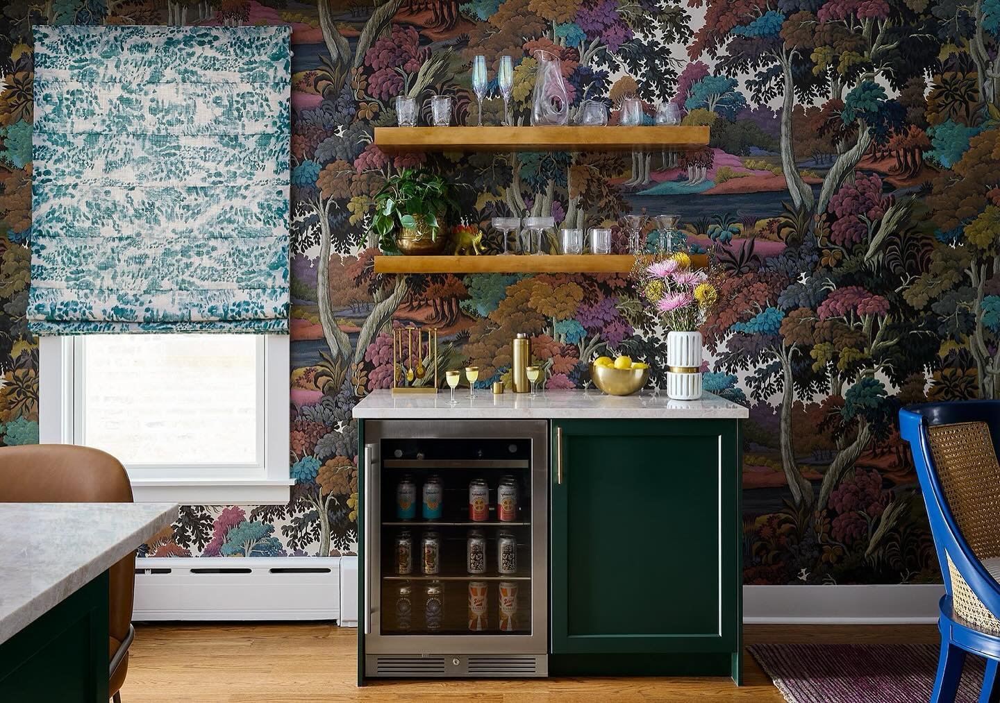 Drinks are served. What better to bridge the gap between kitchen and dining than a beverage station? It&rsquo;s also a cocktail bar, impromptu buffet, overflow storage, display space, plant shelf, dinosaur home. City spaces work the hardest. 🍸️ Can 