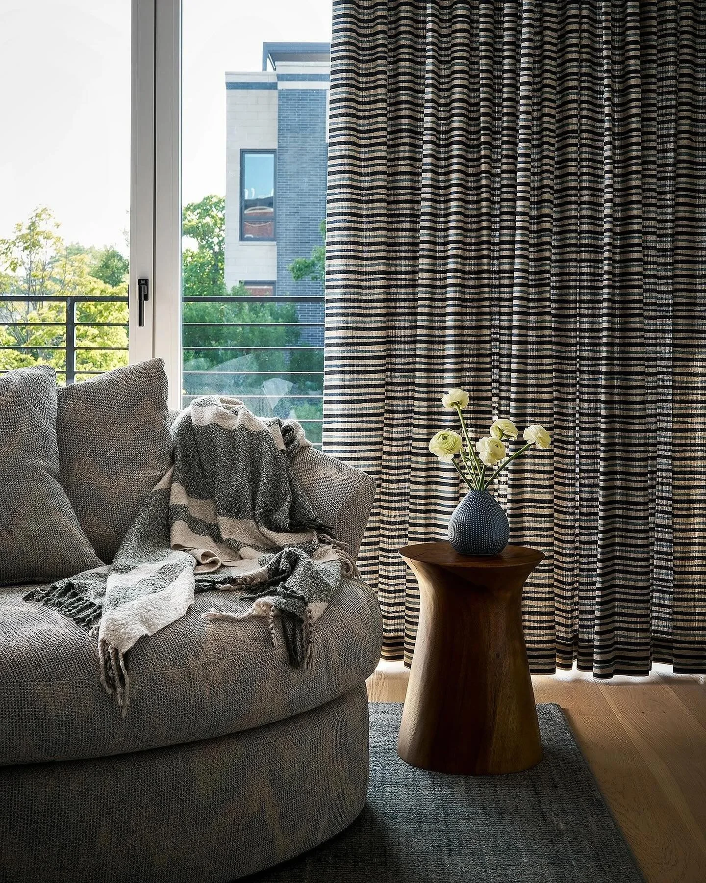 Who else wishes they were wrapped up in a blanket on a cozy oversized chair today instead of working? 🙋🏻&zwj;♀️ Everyone? Seems right! ⁠
⁠
The living room from #UNPSecondBase has the perfect chair and a half for relaxing with a good book or rewatch