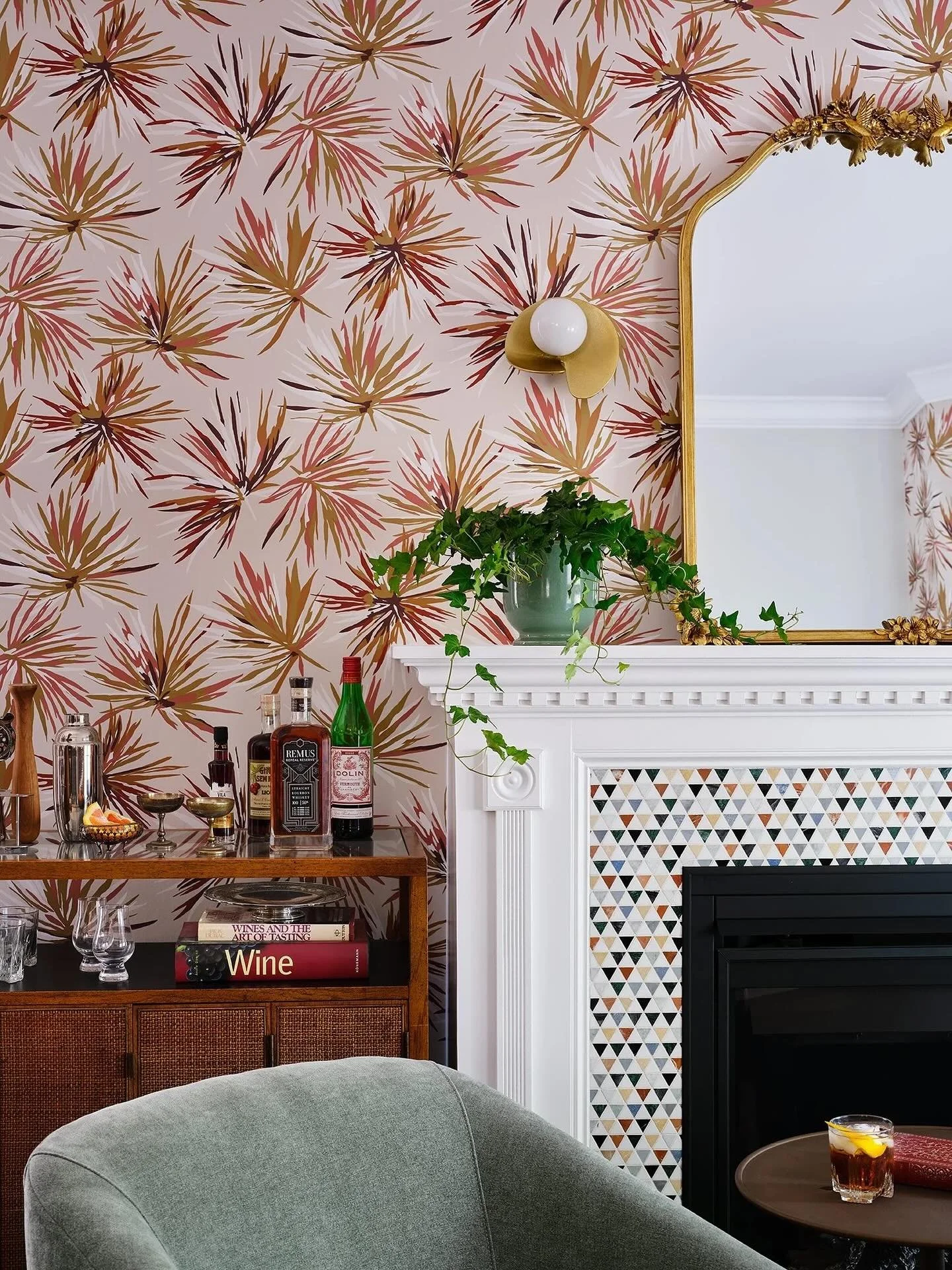 Our favorite day of the week - it’s #WallpaperWednesday! Let’s talk about pattern mixing when it comes to wallpaper. More often than not, our clients think that if we go bold with the wallpaper, we have to keep everything else in the roo