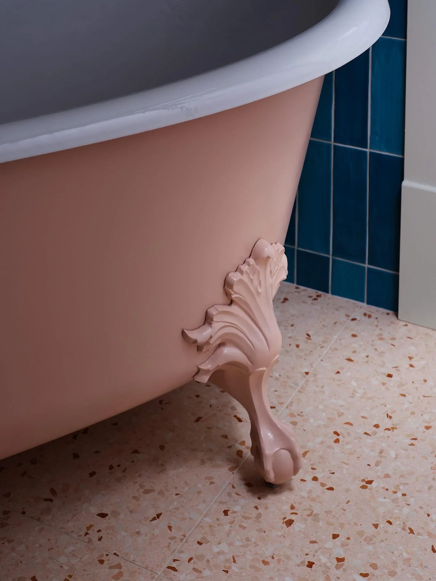 60 degrees in November has us wanting to show a little leg! We have some new projects to share so soon, but for now here&rsquo;s a little sneak peek of the bath tub of our dreams!

photo @dustinforest of #GrandScandi

#sneekpeak #primarybath #primary