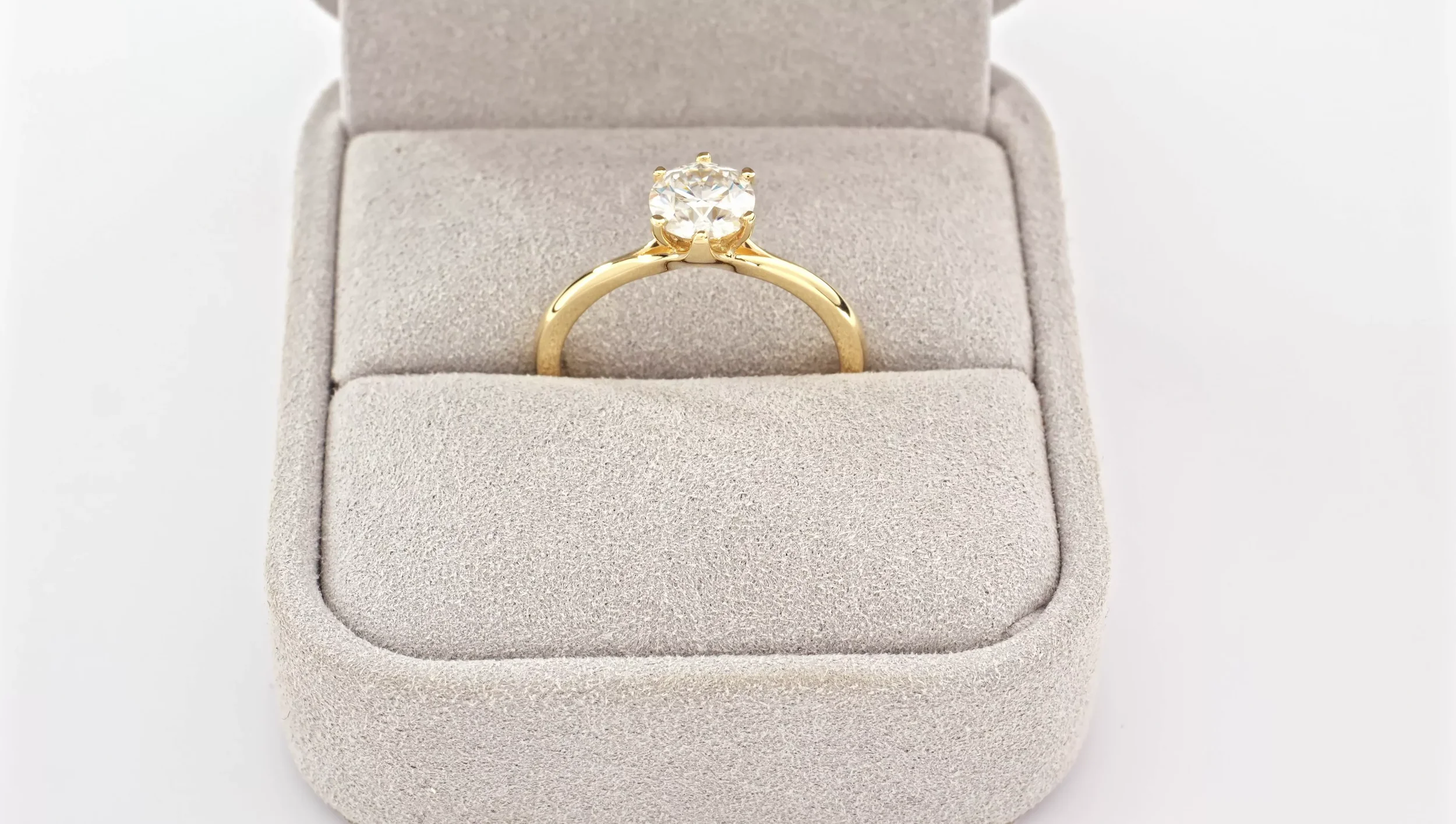 What to Sacrifice In Choosing An Engagement Ring On a Budget