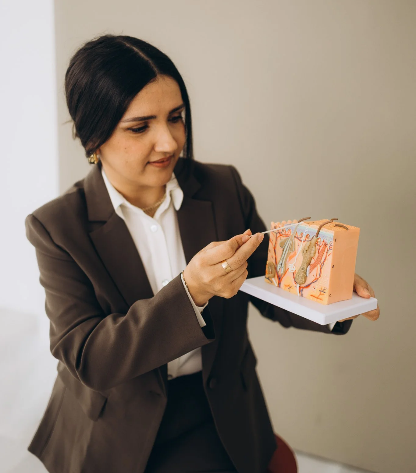 Roe demonstrating skin anatomy during permanent makeup education and beginner and advanced training