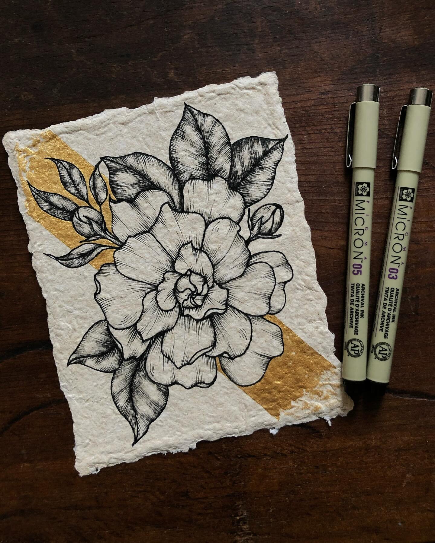.: Gardenias :. ✍🏼✨
.
Coming from de coffee family &ldquo;Rubiaceae&rdquo;, this Asian beauties are one of the best smelling flowers of all! And one of my personal favourites.

So here&rsquo;s a bunch of gardenias blooming over my handmade paper on 