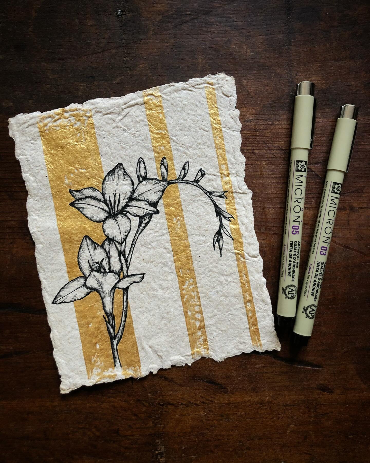 .: Freesias :. ✍🏼✨

Like a bundle of beauty here&rsquo;s a bunch of freesias blooming in my handmade paper and adorned with golden details.

The spring is already just a few days away from fading, but in my IG garden flowers bloom all year round. 

