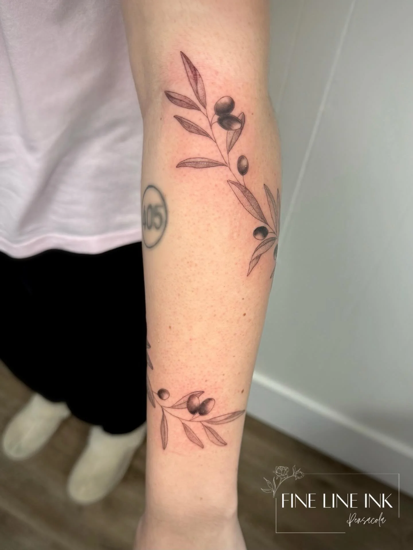 Olive branch vine wrap 

+ peep her kitty with the wine 🍷 😹

*Healed work is not mine 
#finelinetattoopensacola#pensacolatattoo#finelinetattoo#vinetattoo#olivebranchtattoo