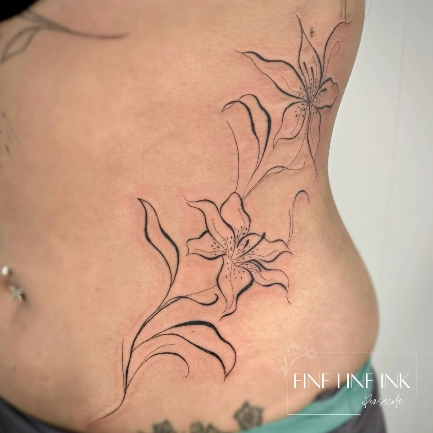 Custom abstract floral piece 😍

This placement tho 😮&zwj;💨

#finelinetattoopensacola#pensacolatattoo#floraltattoo#hiptattoo#finelinetattoo