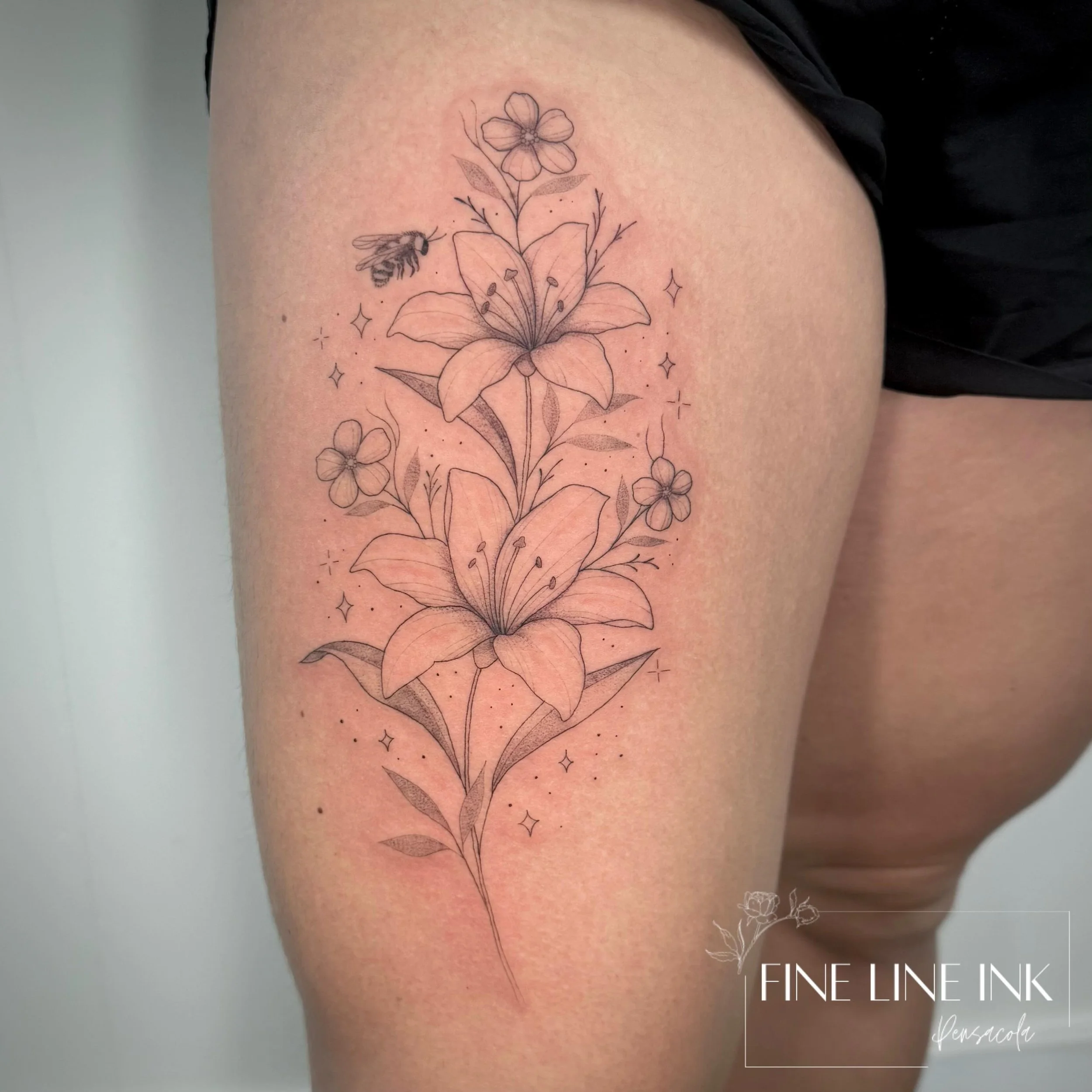 Lillies + 🐝 

Sooo pretty!! 

#pensacolatattoo#finelinetattoo#floraltattoo#finelinetattoopensacola