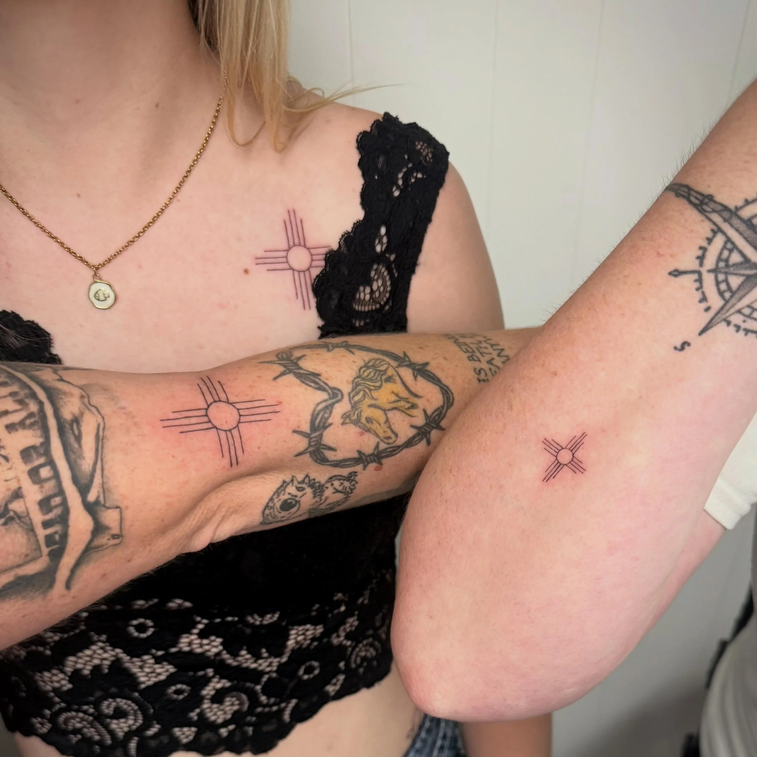 Zia symbols as an ode to New Mexico 🤍

#finelinetattoo#finelinetattoopensacola#pensacolatattoo#matchingtattoo#ziasymbol