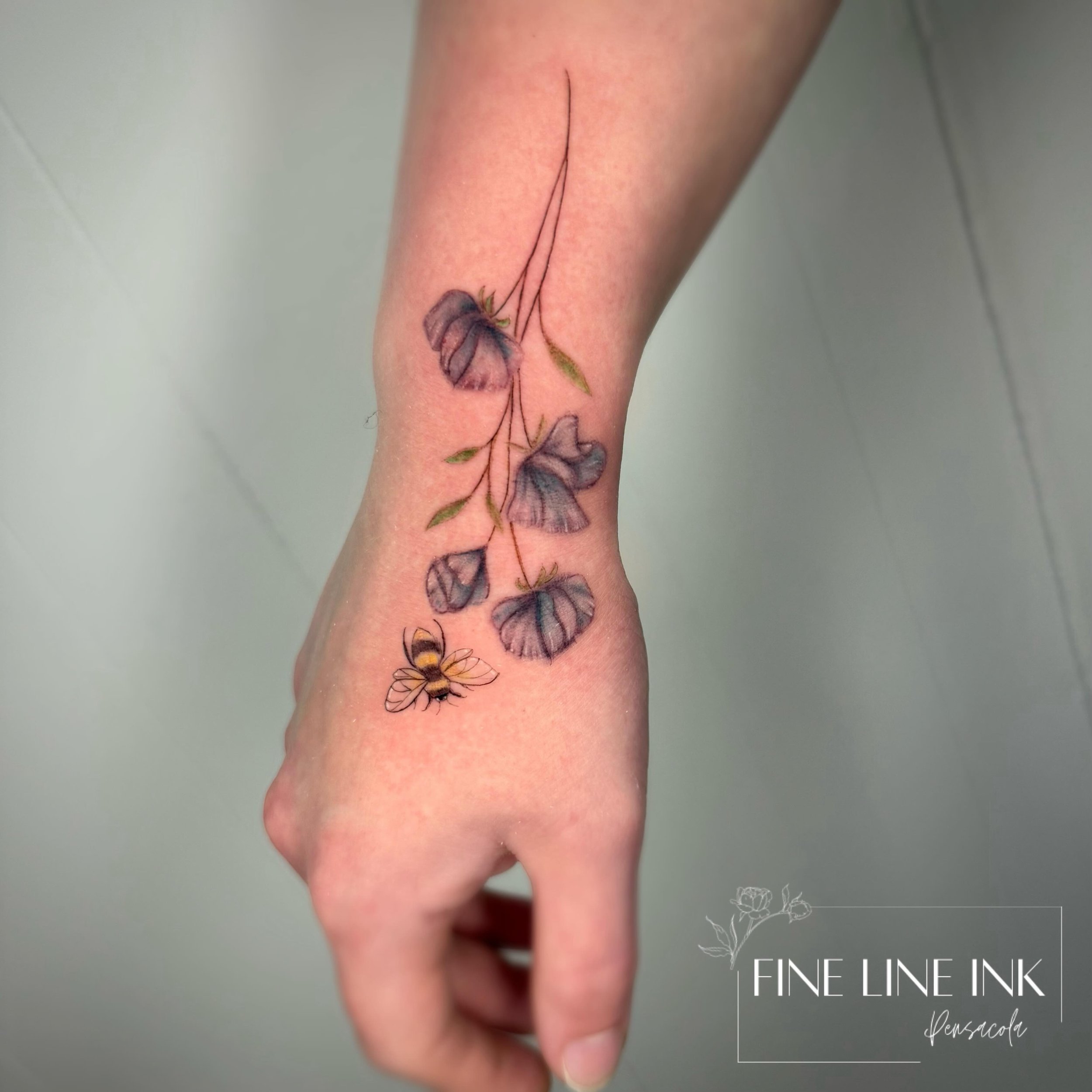 Sweet peas + 🐝 in memory of her grandmother 

💙💜🩵

#finelinetattoo#pensacolatattoo#flowertattoo#colortattoo